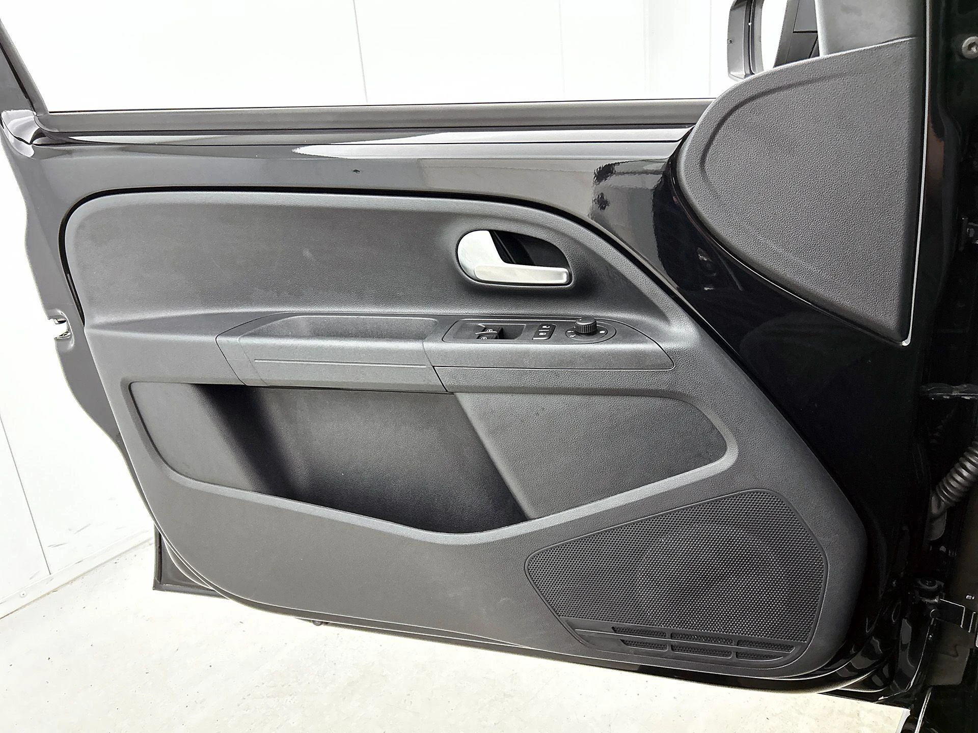 Volkswagen-up!-image-23