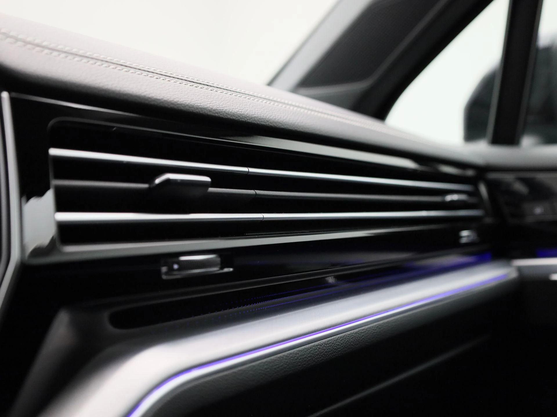 Volkswagen-Touareg-image-33