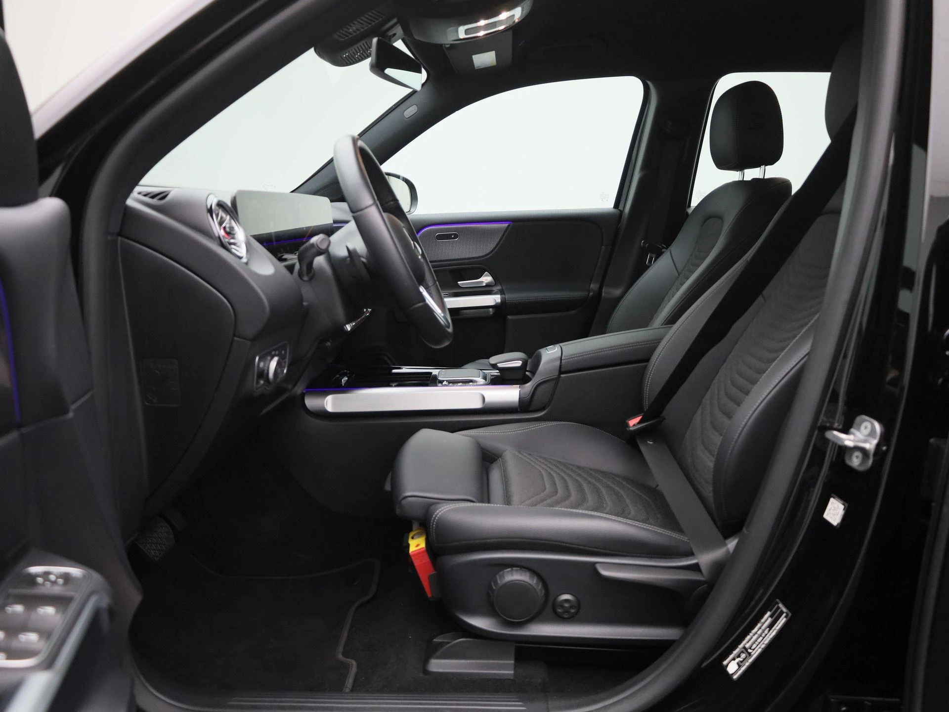 Mercedes-Benz-EQB-image-10