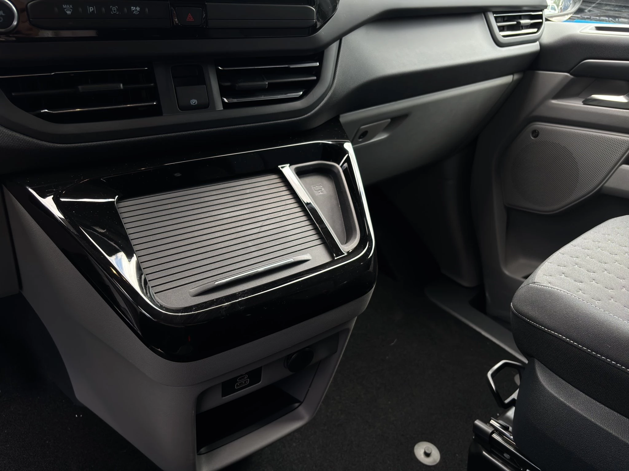 Ford Tourneo Custom Titanium 2.0 EcoBlue 125kW 320 L1 Auto FWD Van. 4-türig