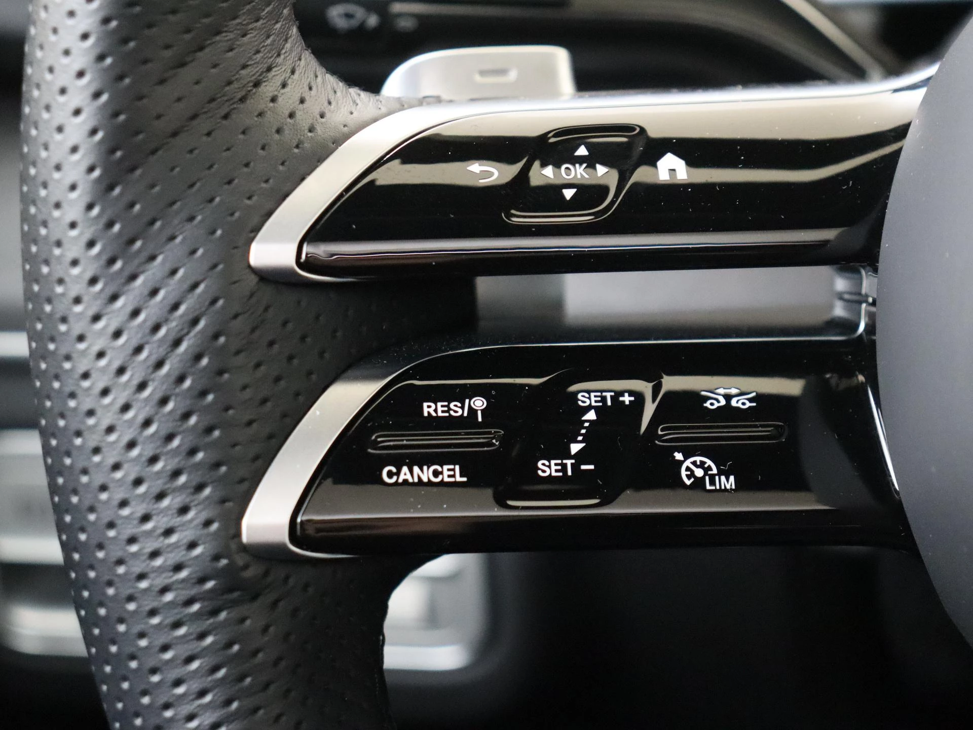 Mercedes-Benz-GLS-image-16