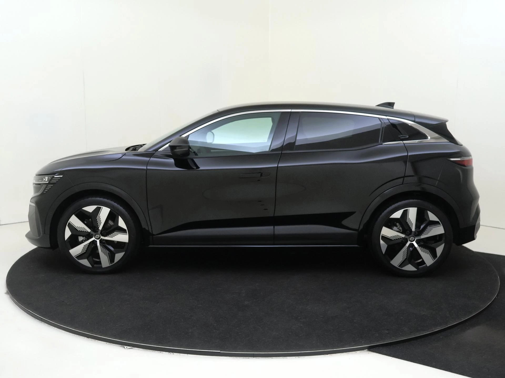 Renault-Megane E-Tech-image-9