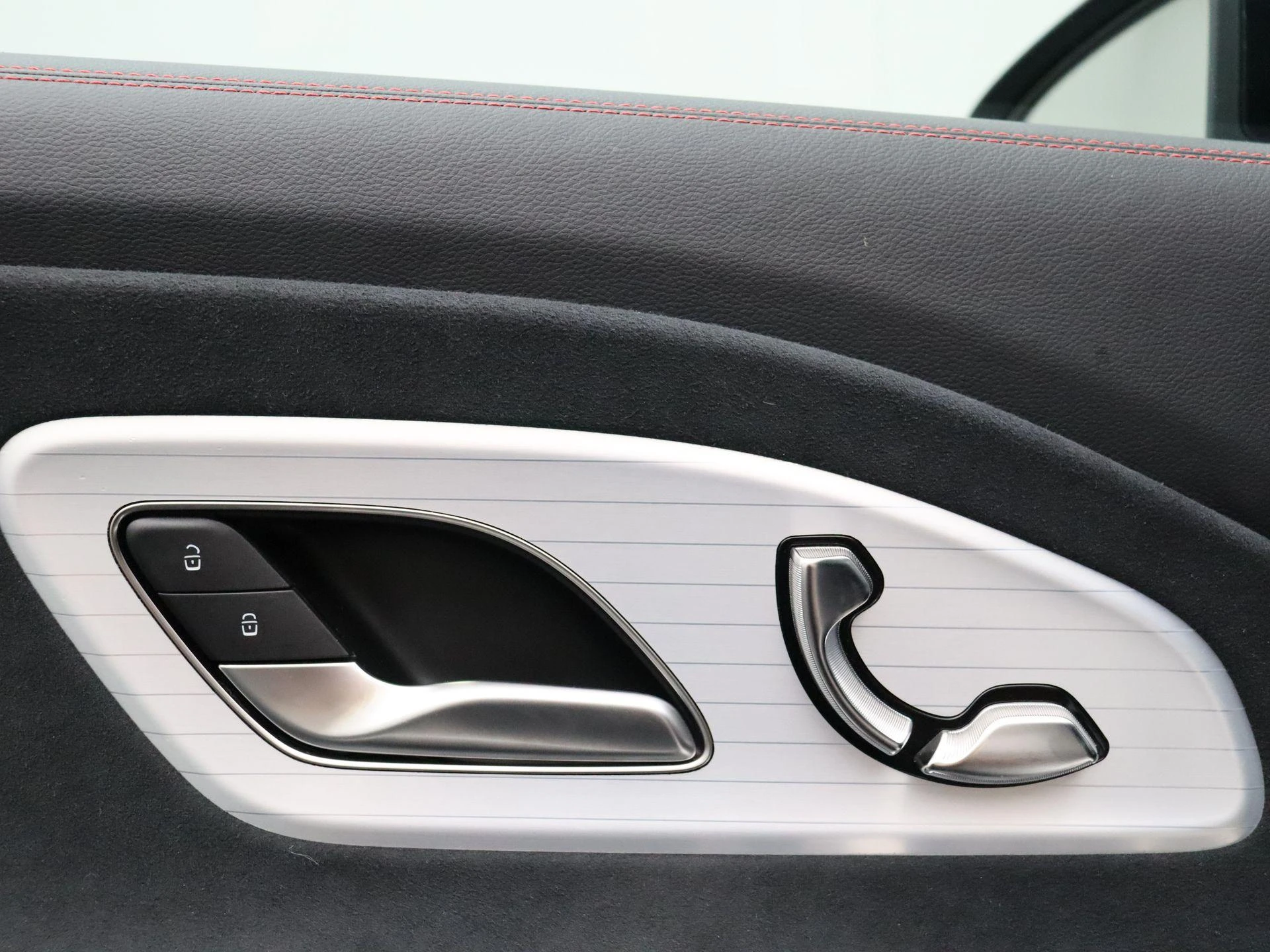 Mercedes-Benz-CLA-image-8