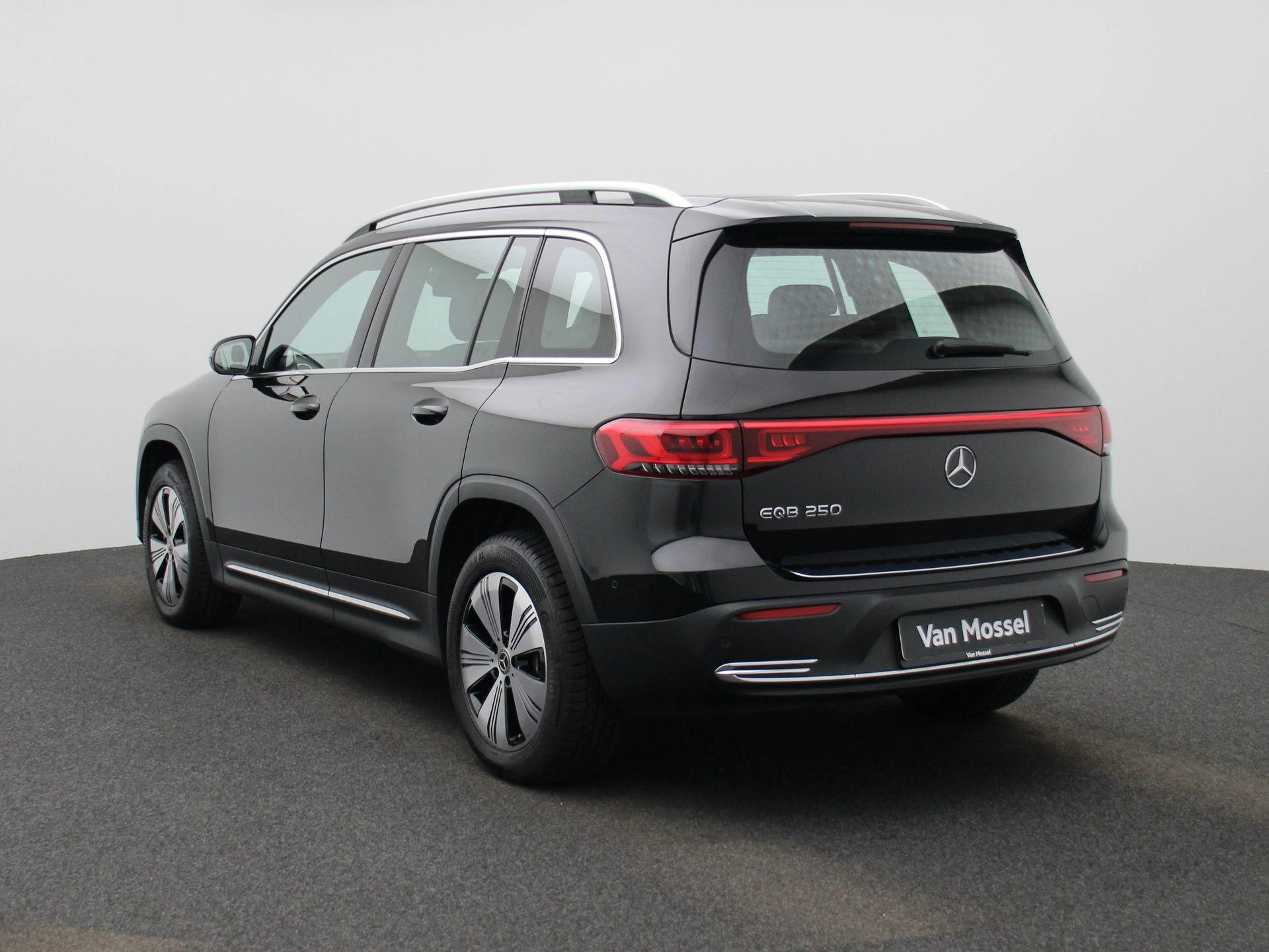 Mercedes-Benz-EQB-image-1