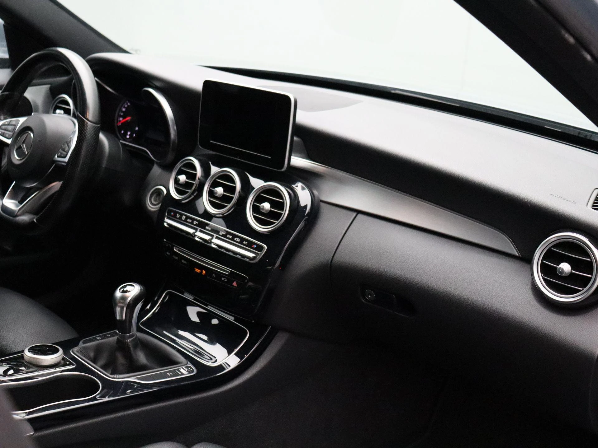 Mercedes-Benz-C-Klasse-image-25