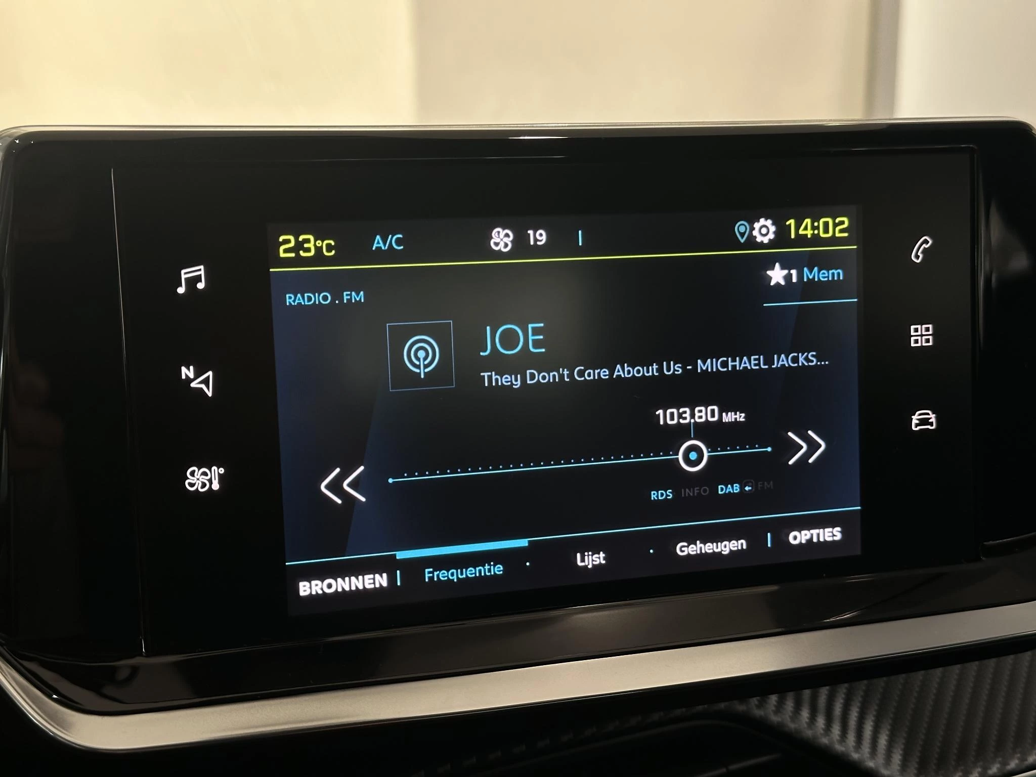 Peugeot-e-2008-image-13