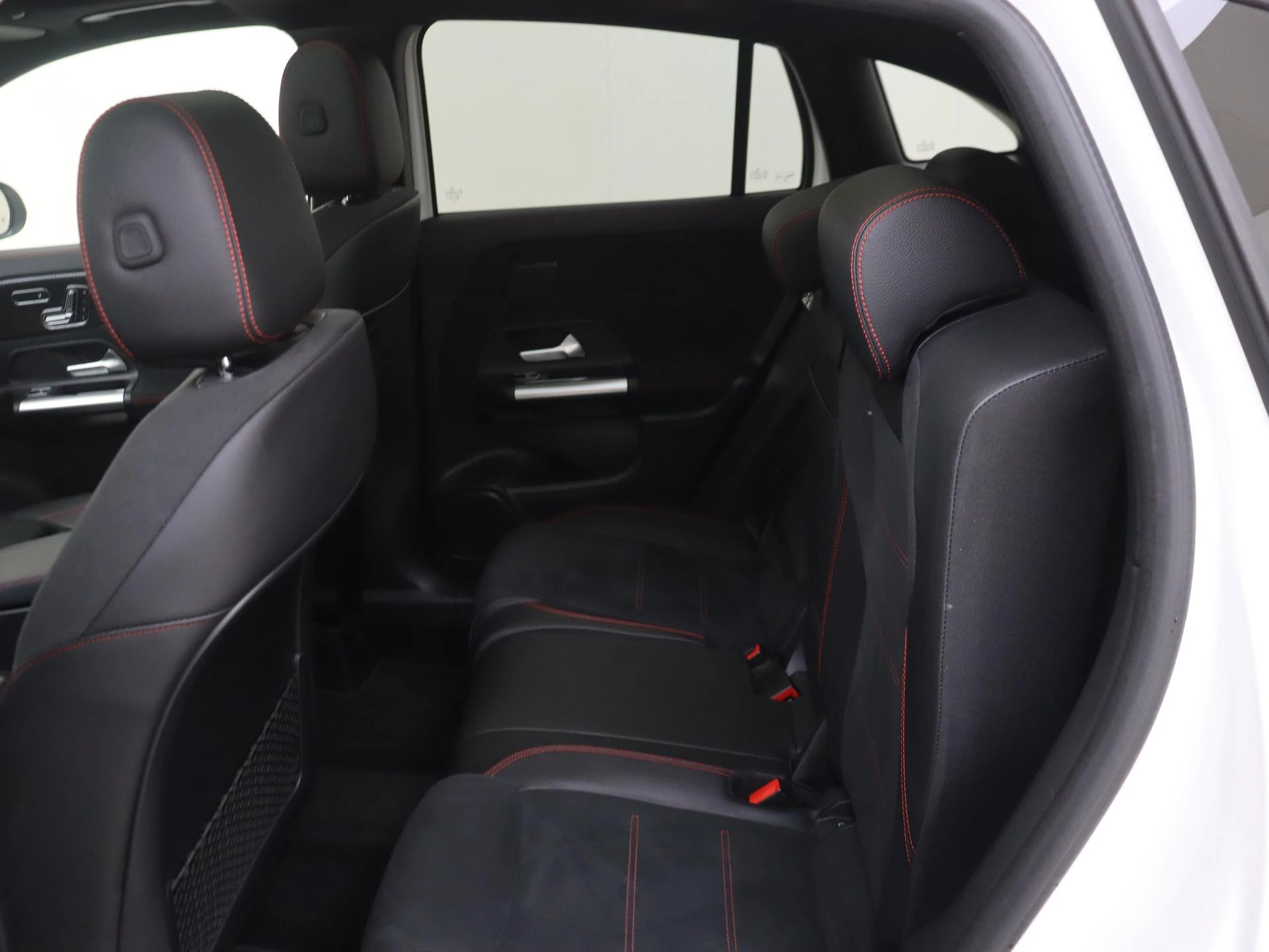 Mercedes-Benz-GLA-image-11