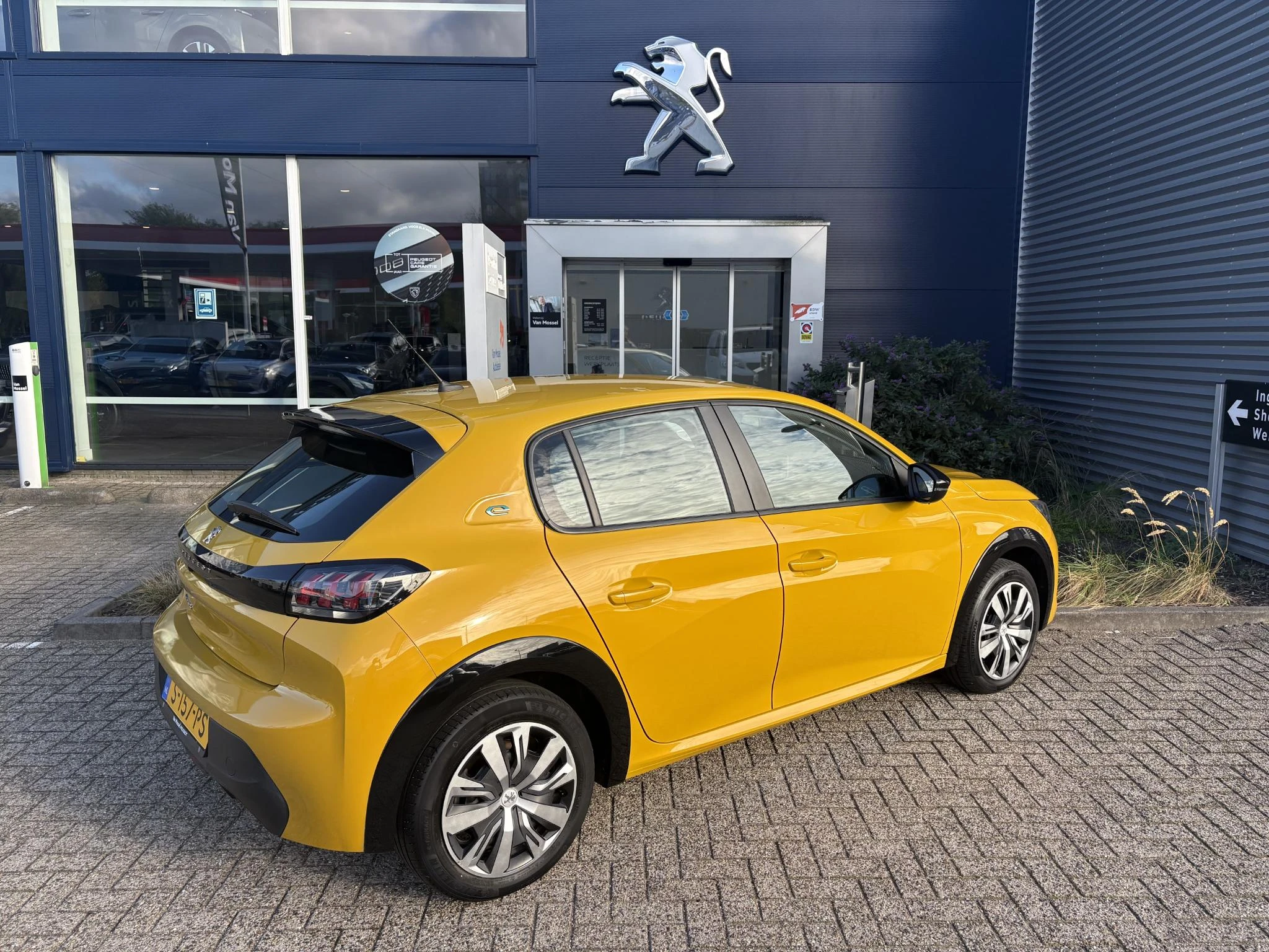 Peugeot-e-208-image-6