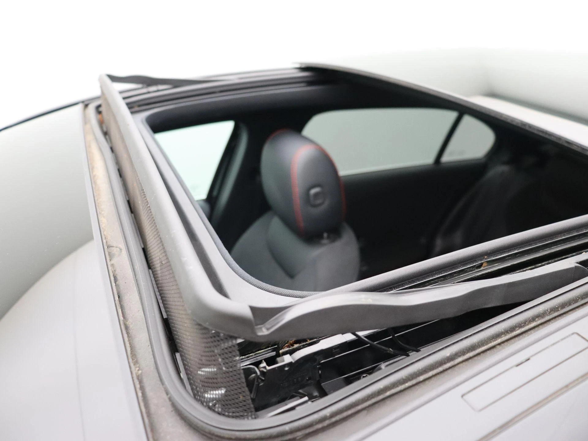 Mercedes-Benz A-Klasse 250 e Sedan AMG Line + PANO DAK + MULTIBEAM LED + CARPLAY +