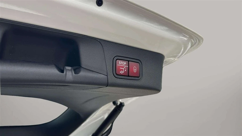 Mercedes-Benz-EQB-image-25