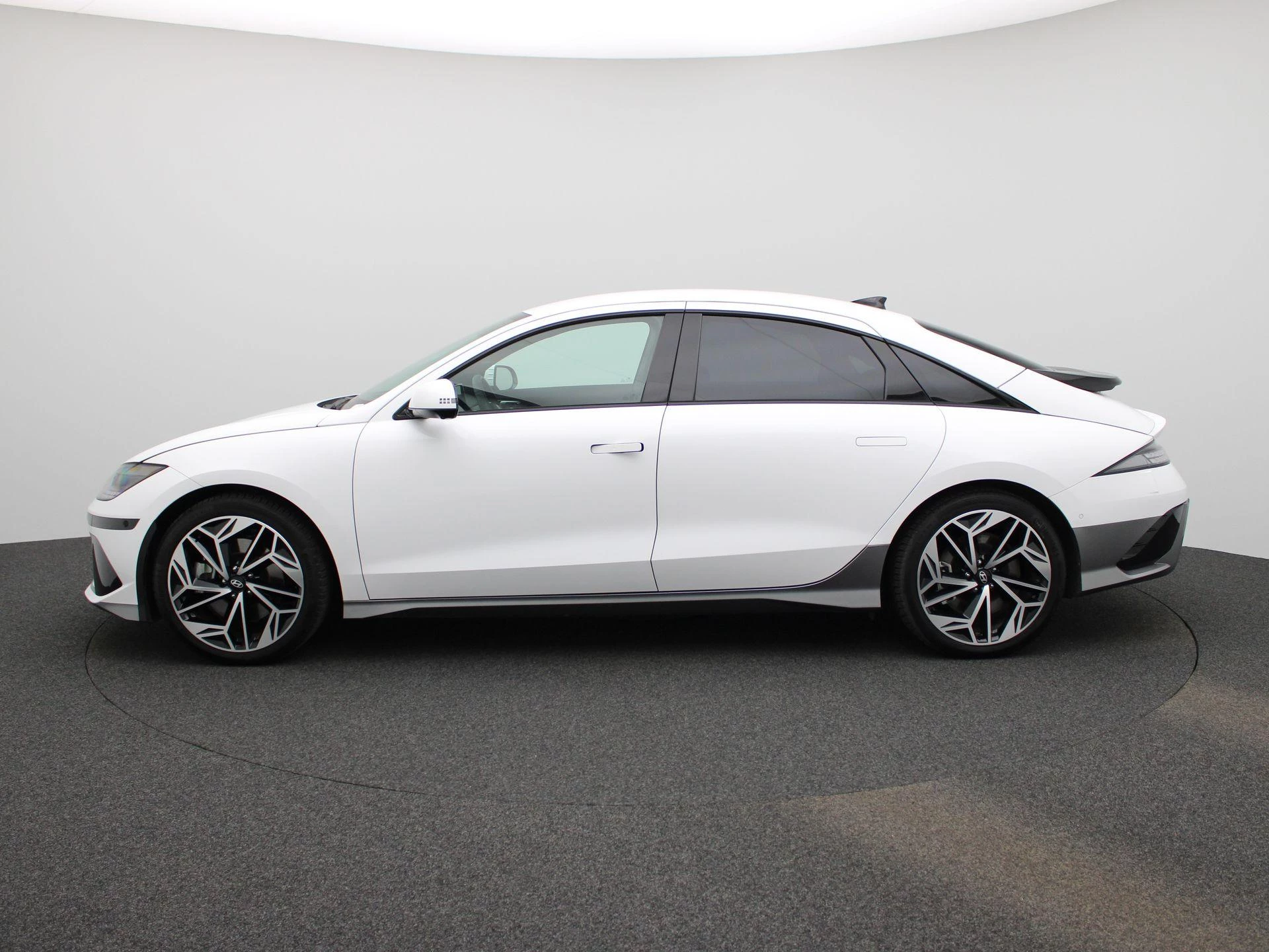 Hyundai-IONIQ 6-image-3