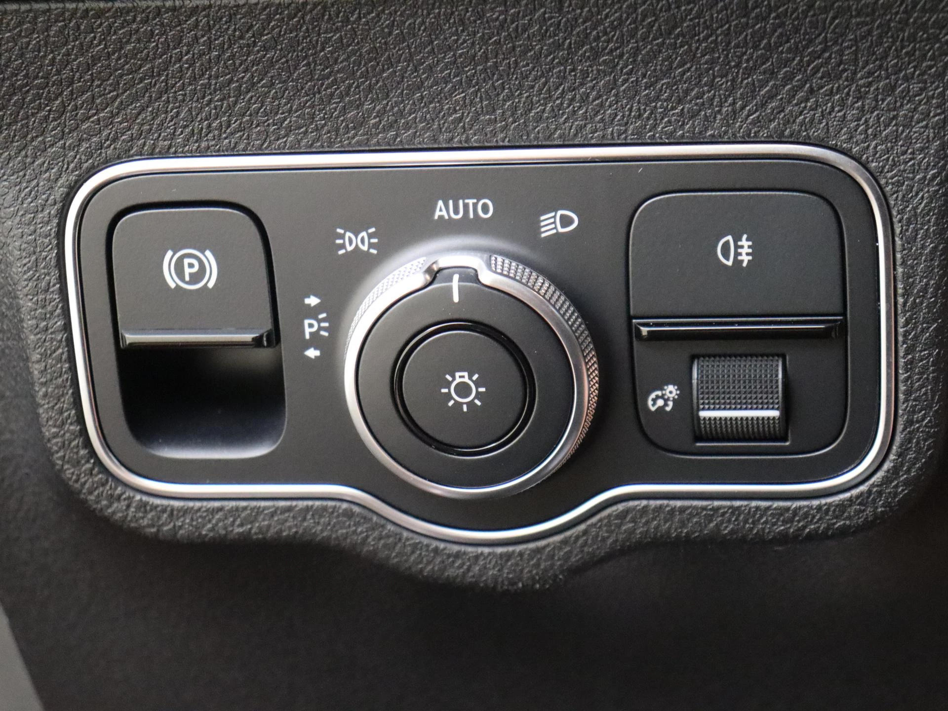 Mercedes-Benz-GLB-image-24
