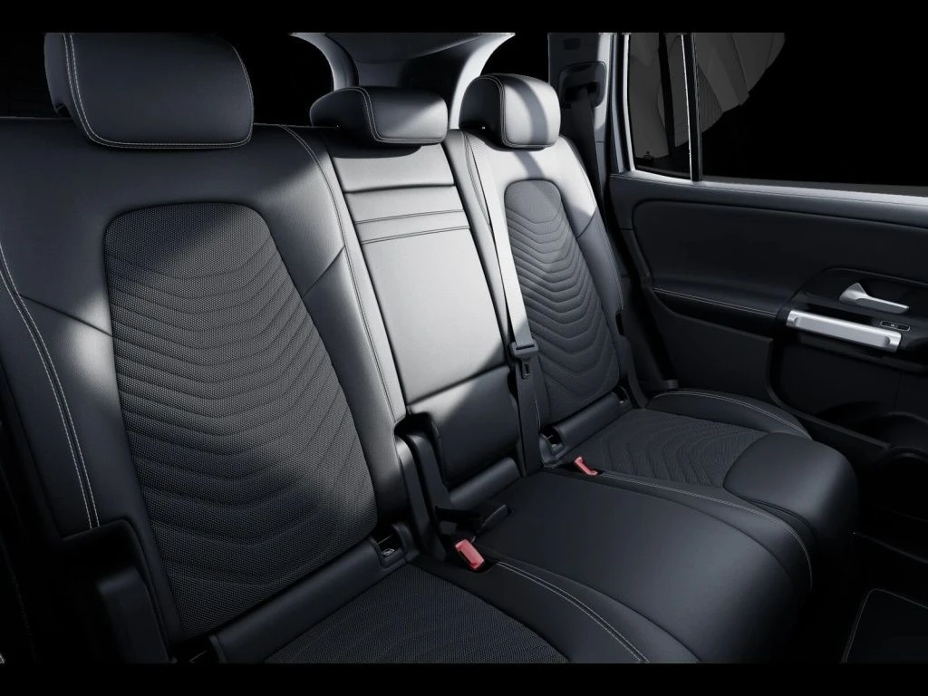Mercedes-Benz-GLB 200 d-image-11