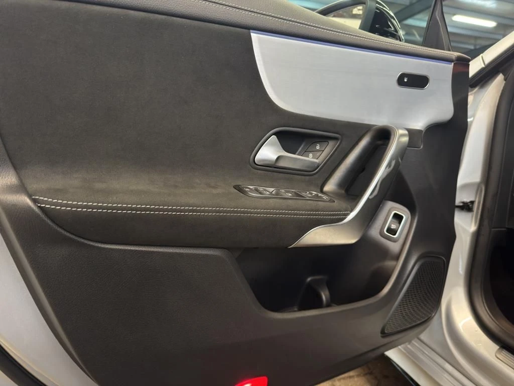 Mercedes-Benz-CLA 200 d-image-21