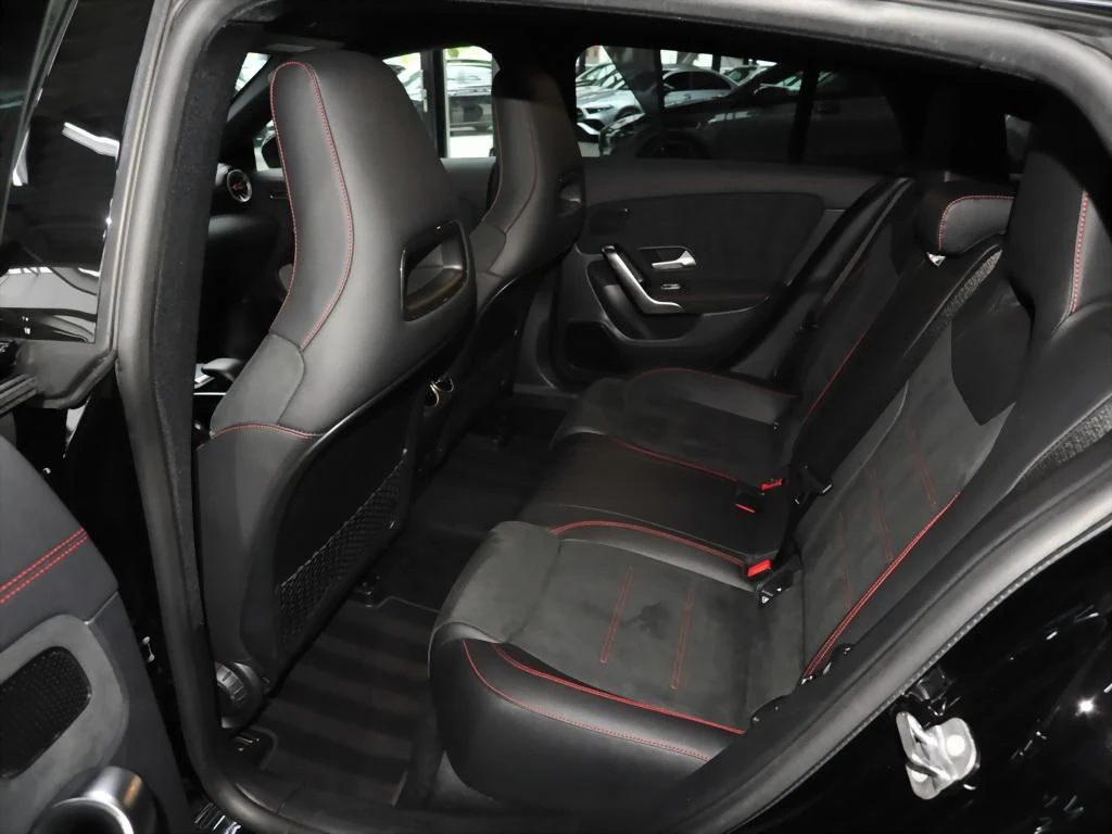 Mercedes-Benz-CLA 220 d-image-12