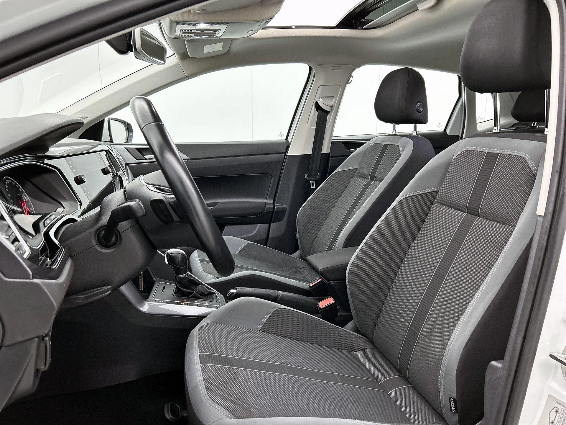 Volkswagen-Polo-image-32