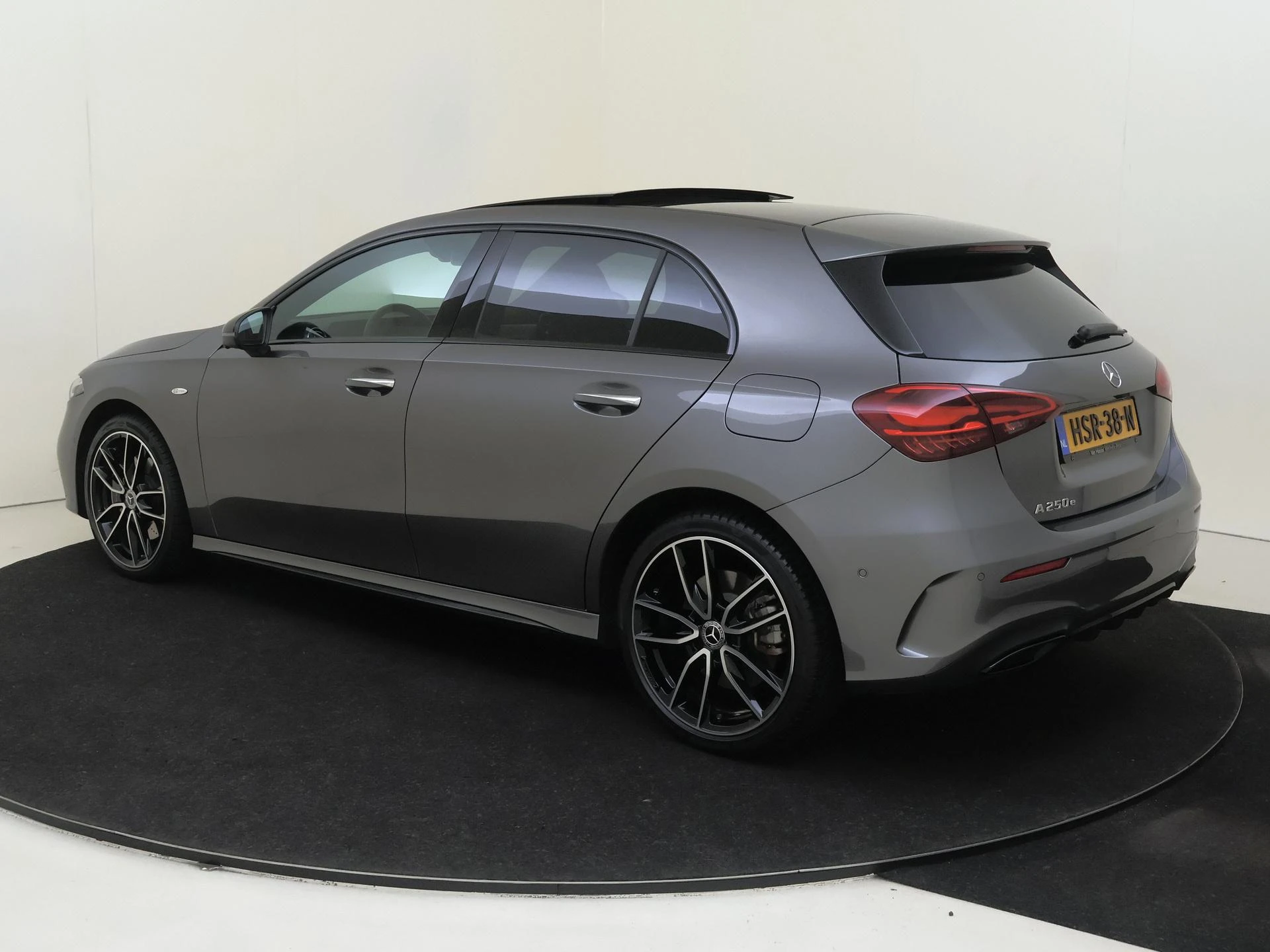 Mercedes-Benz-A-Klasse-image-2