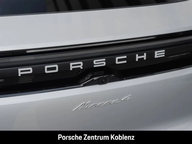 Porsche Macan 4 -