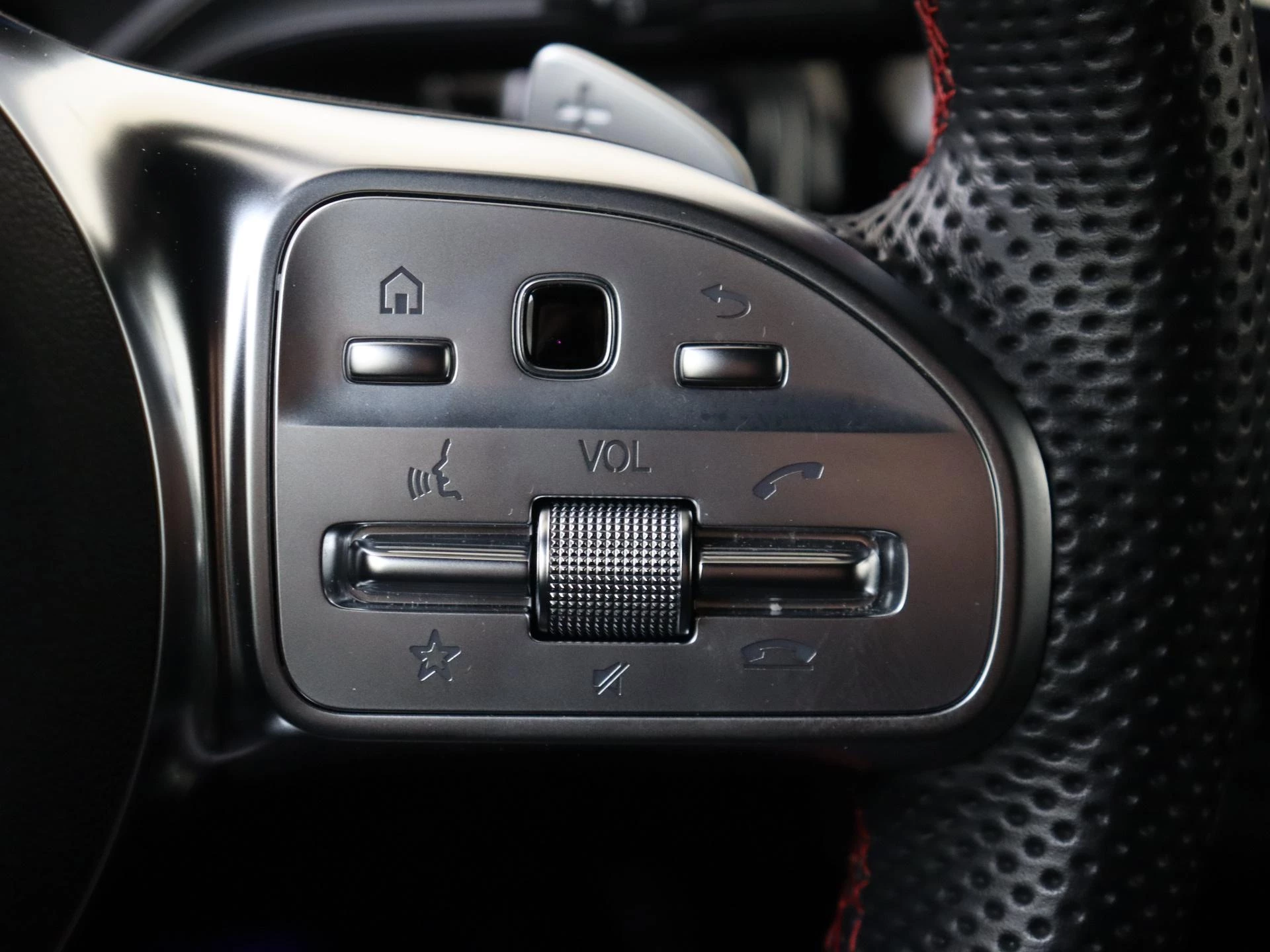 Mercedes-Benz-CLA-image-16