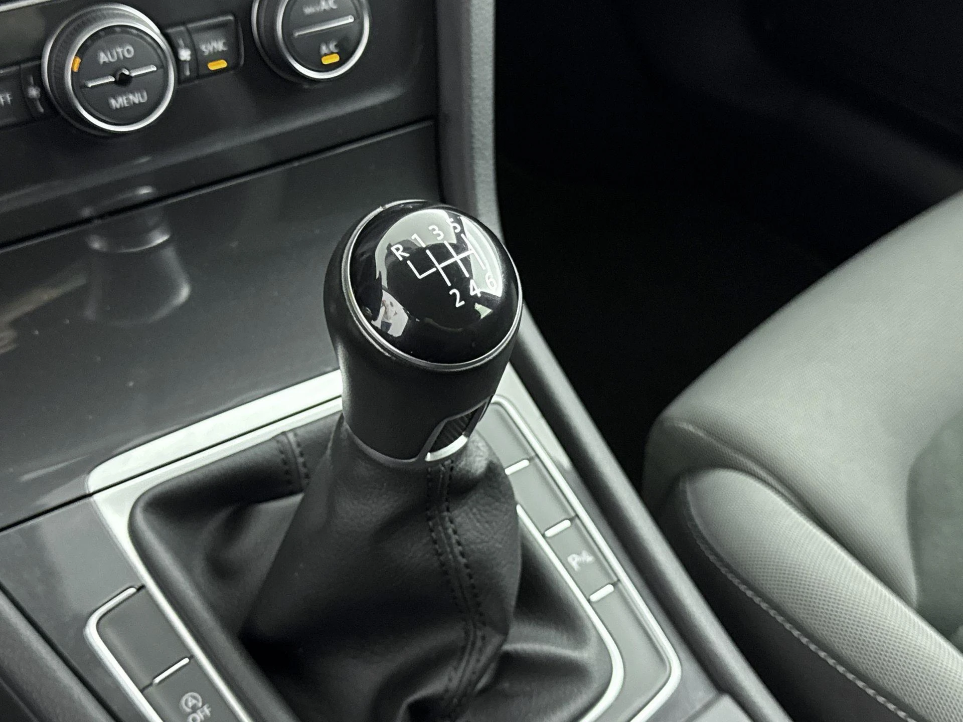 Volkswagen-Golf-image-20