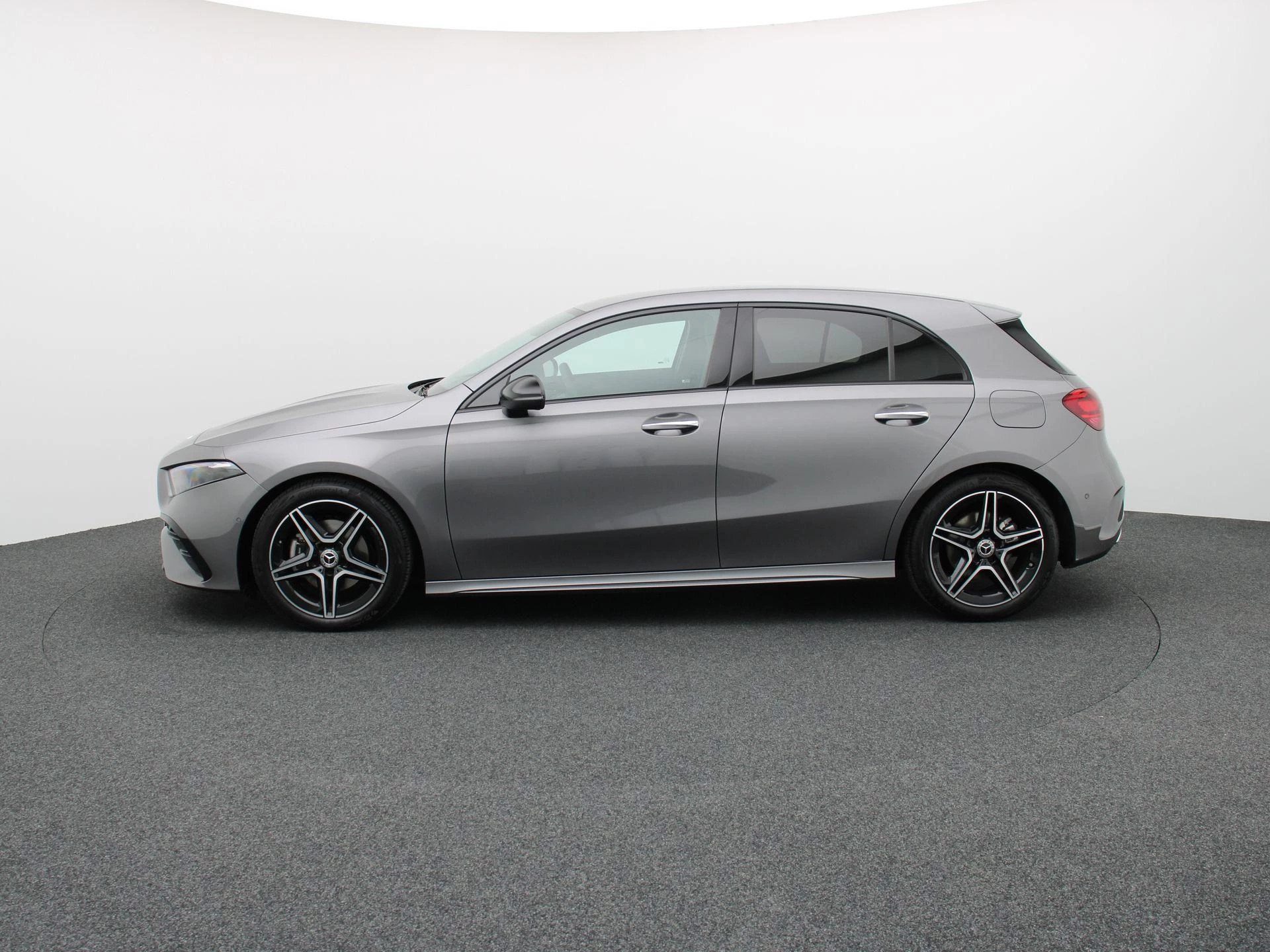 Mercedes-Benz A-Klasse 200 AMG Line + ADVANCED SOUND SYSTEM + NIGHTPAKKET + CAMERA +