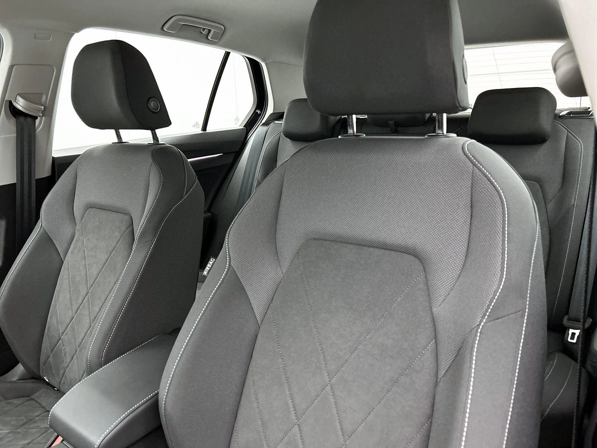 Volkswagen-Golf-image-12