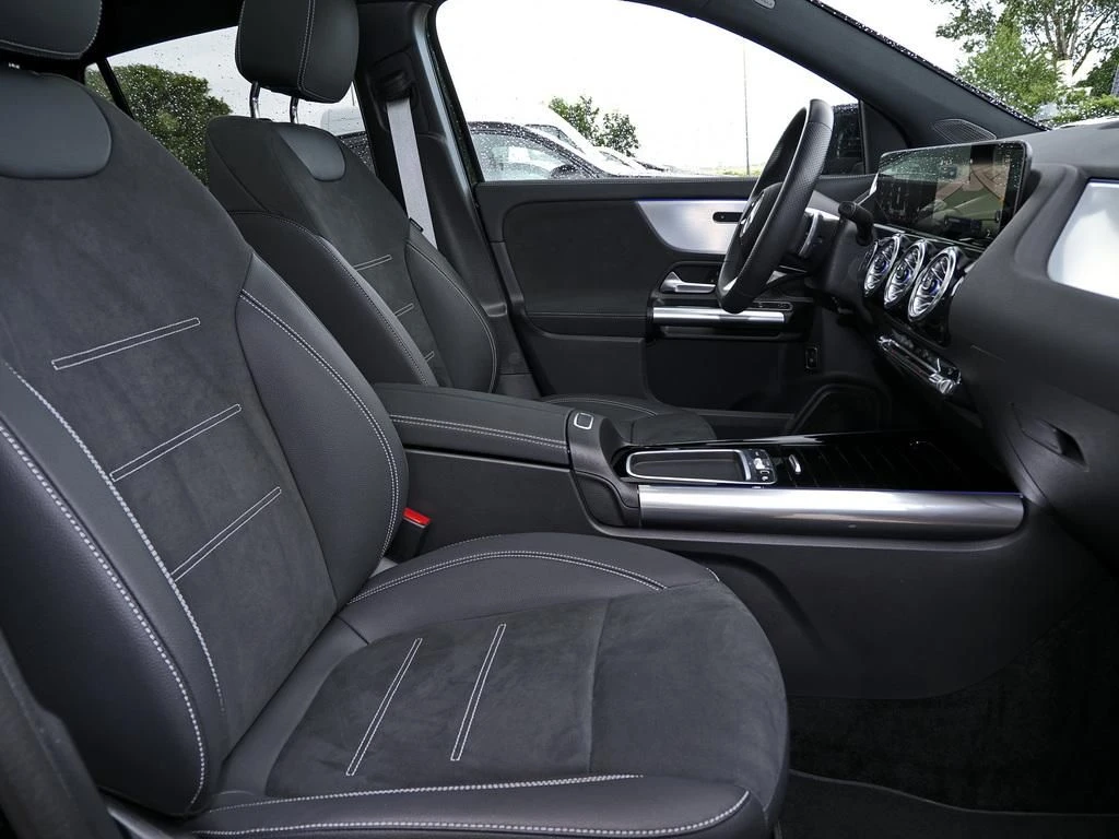Mercedes-Benz-GLA 200 d-image-12