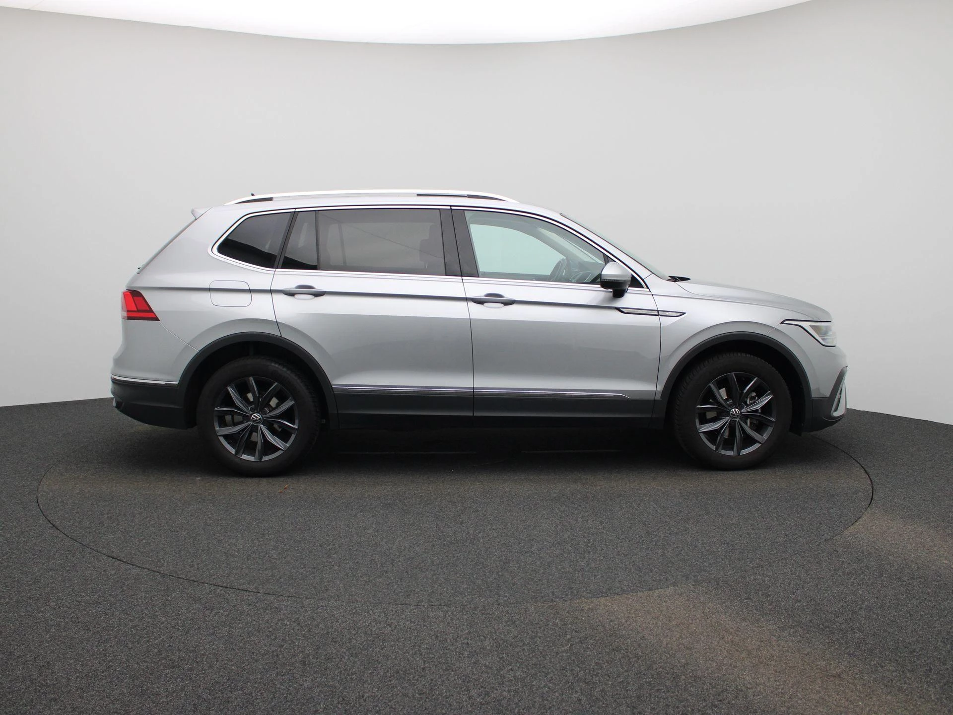 Volkswagen-Tiguan Allspace-image-5