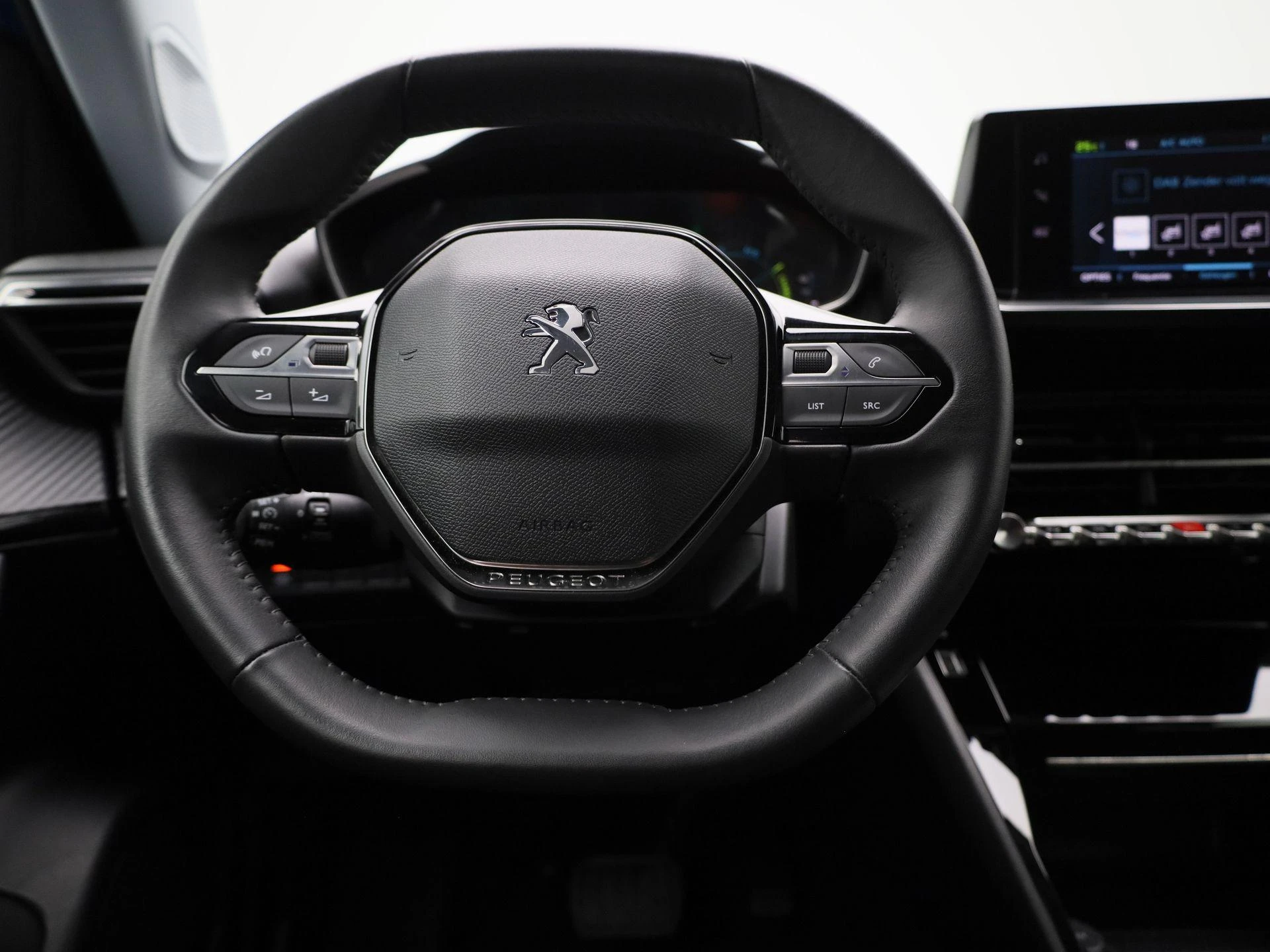 Peugeot-e-2008-image-6