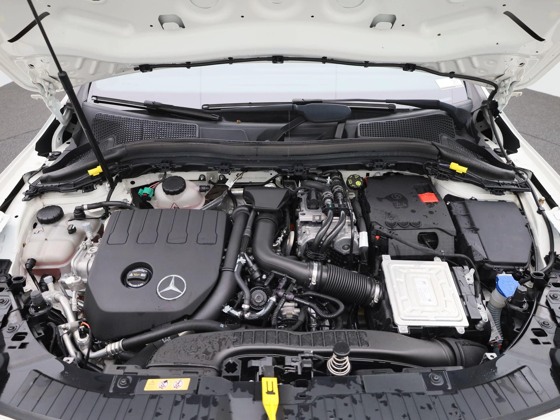 Mercedes-Benz-GLA-image-40
