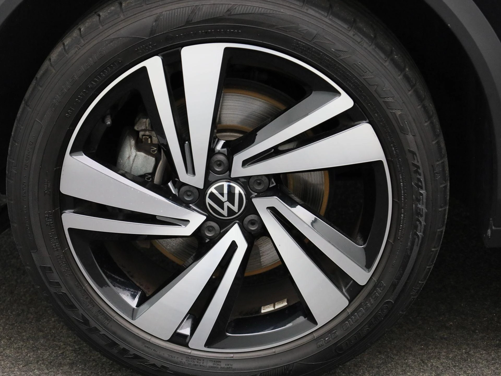 Volkswagen-T-Roc-image-13