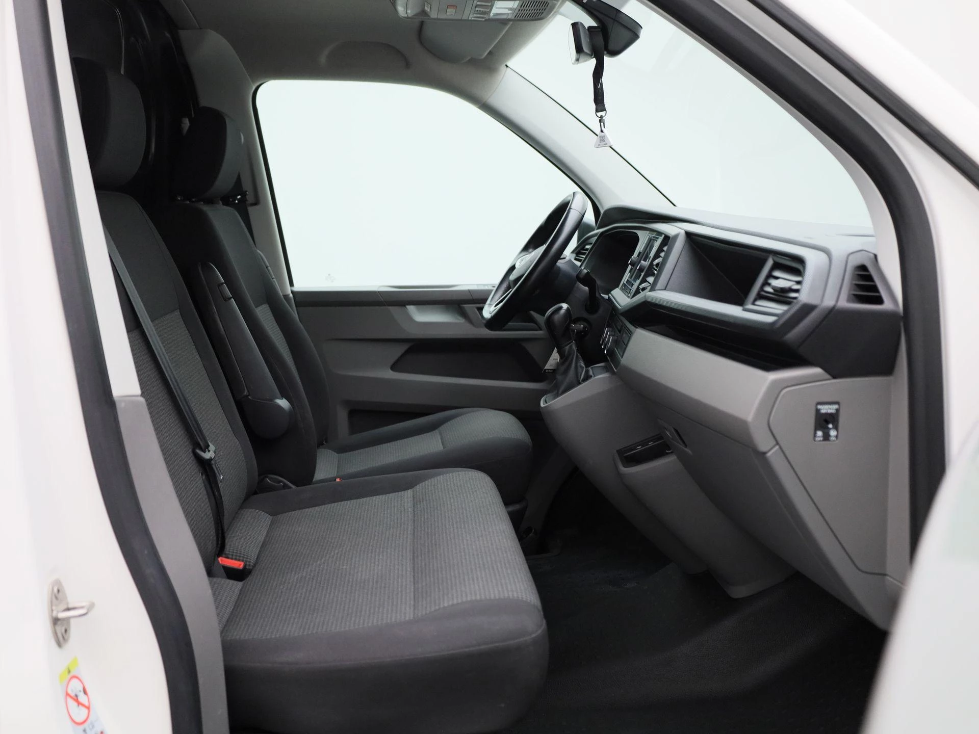 Volkswagen-Transporter-image-11