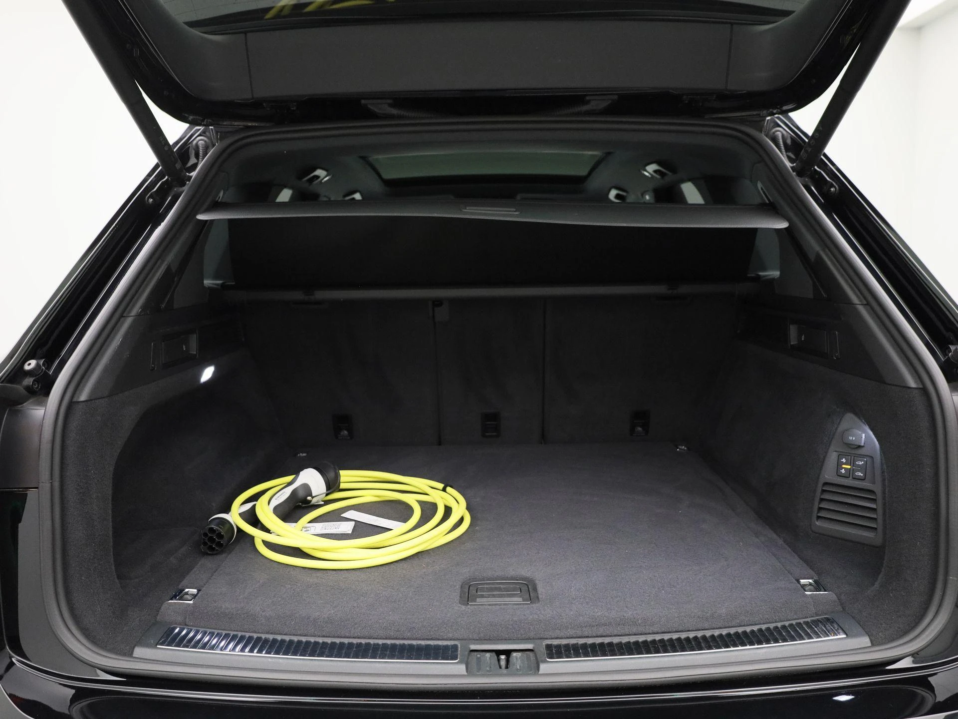 Volkswagen-Touareg-image-13