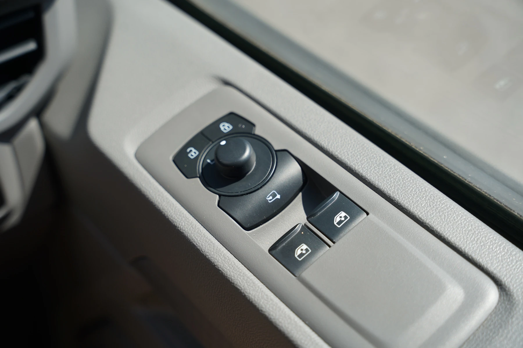 Volkswagen-Transporter-image-19