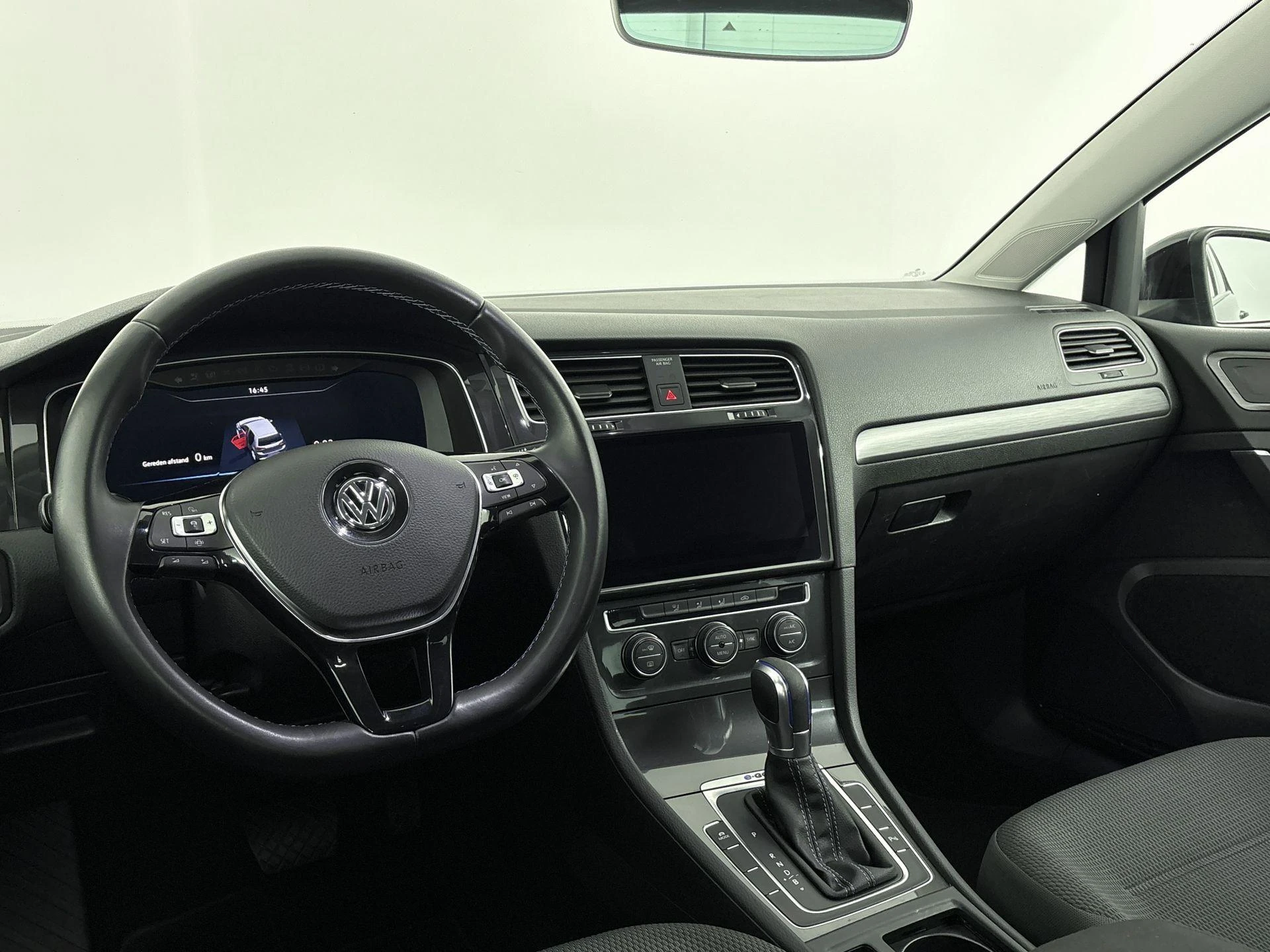Volkswagen-e-Golf-image-12