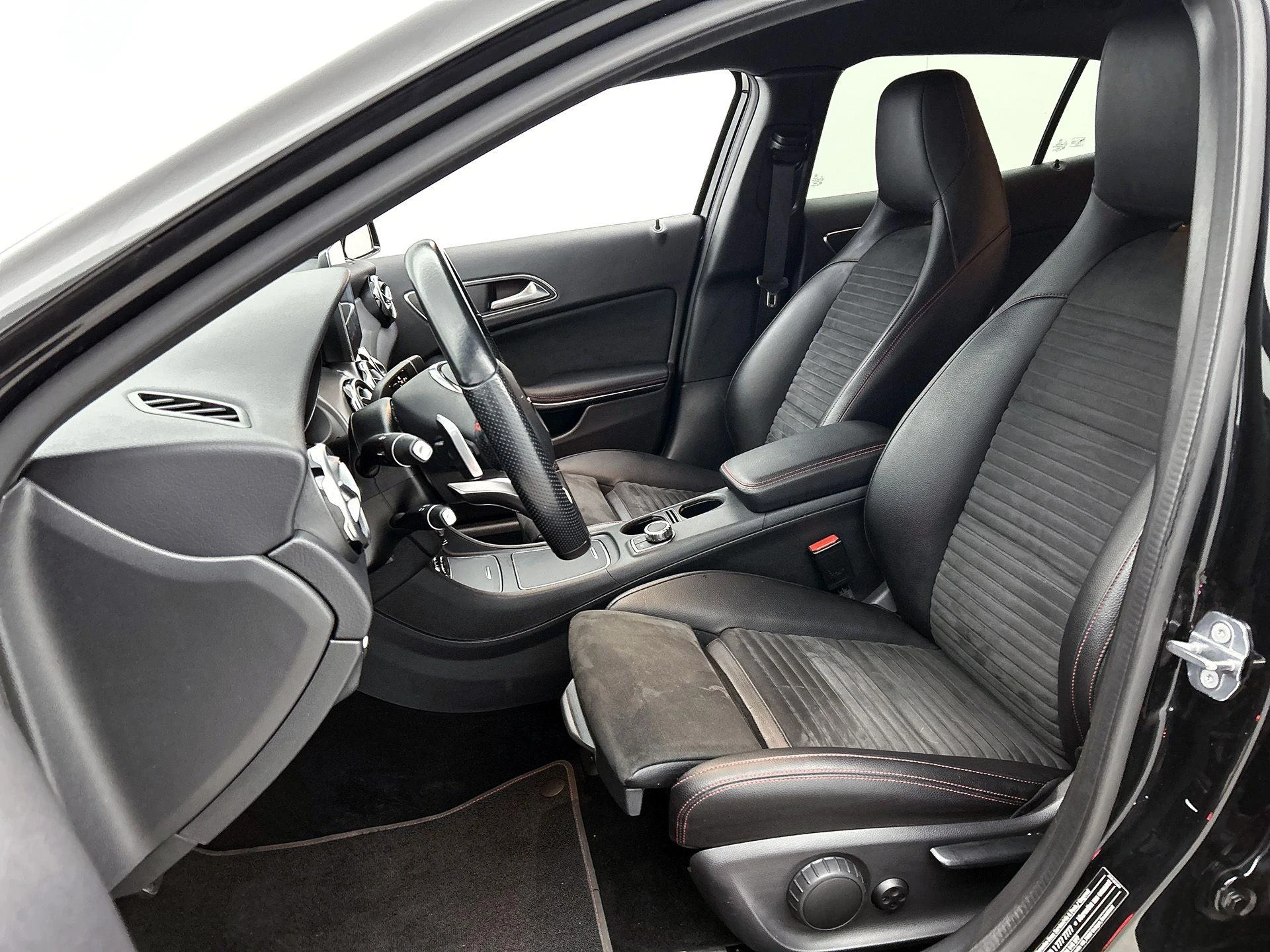 Mercedes-Benz-GLA-image-22