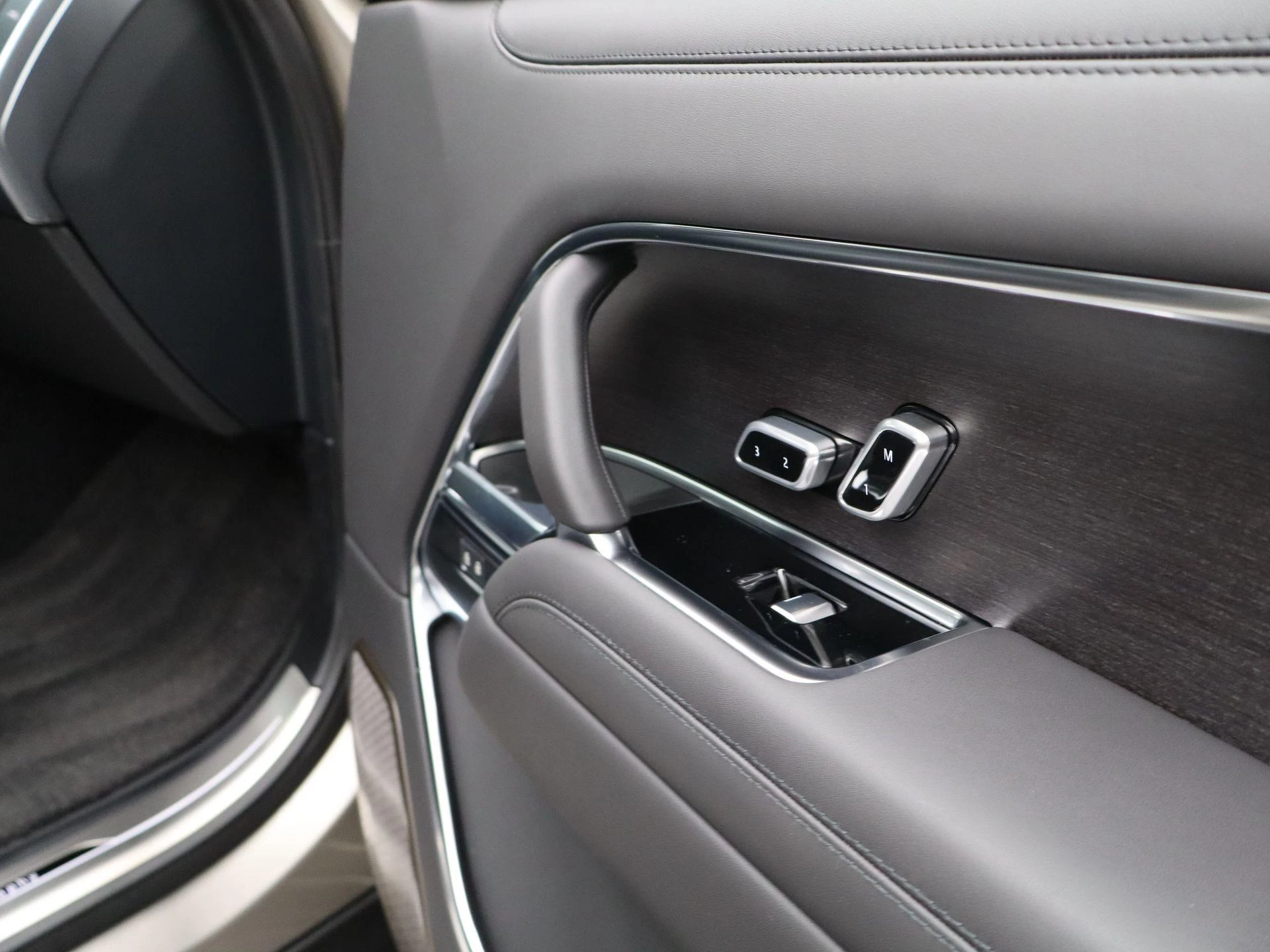 Land Rover-Range Rover-image-36