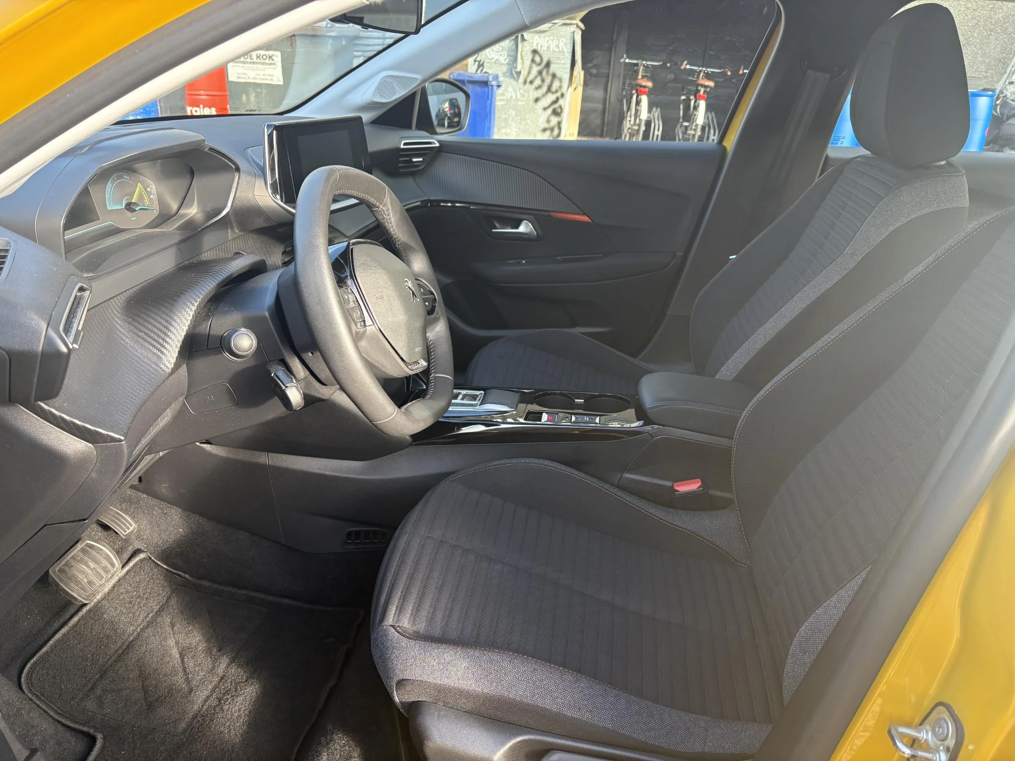 Peugeot-e-208-image-9