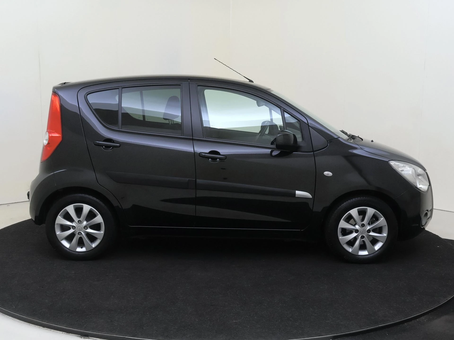 Opel-Agila-image-7