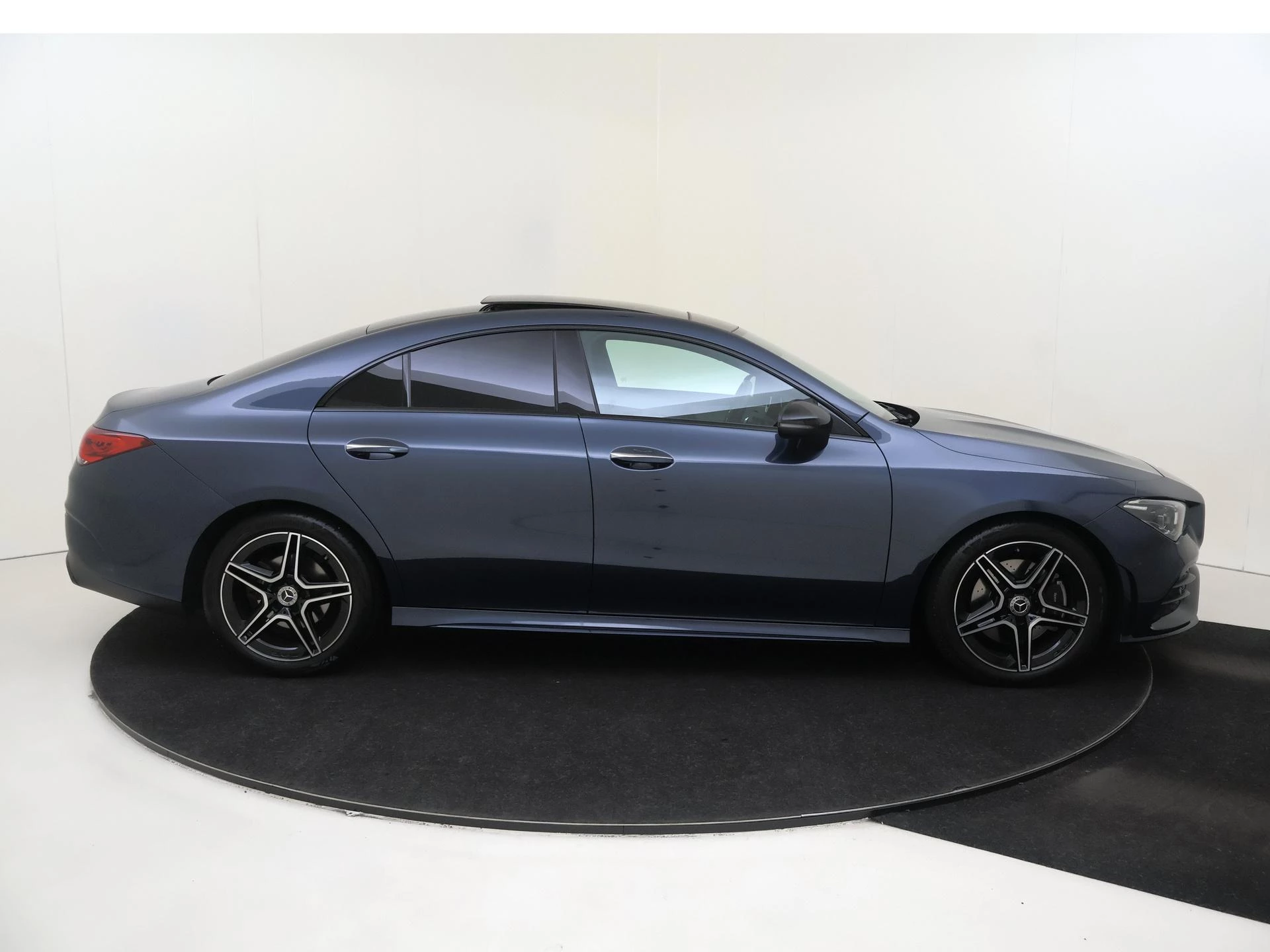 Mercedes-Benz-CLA-image-10