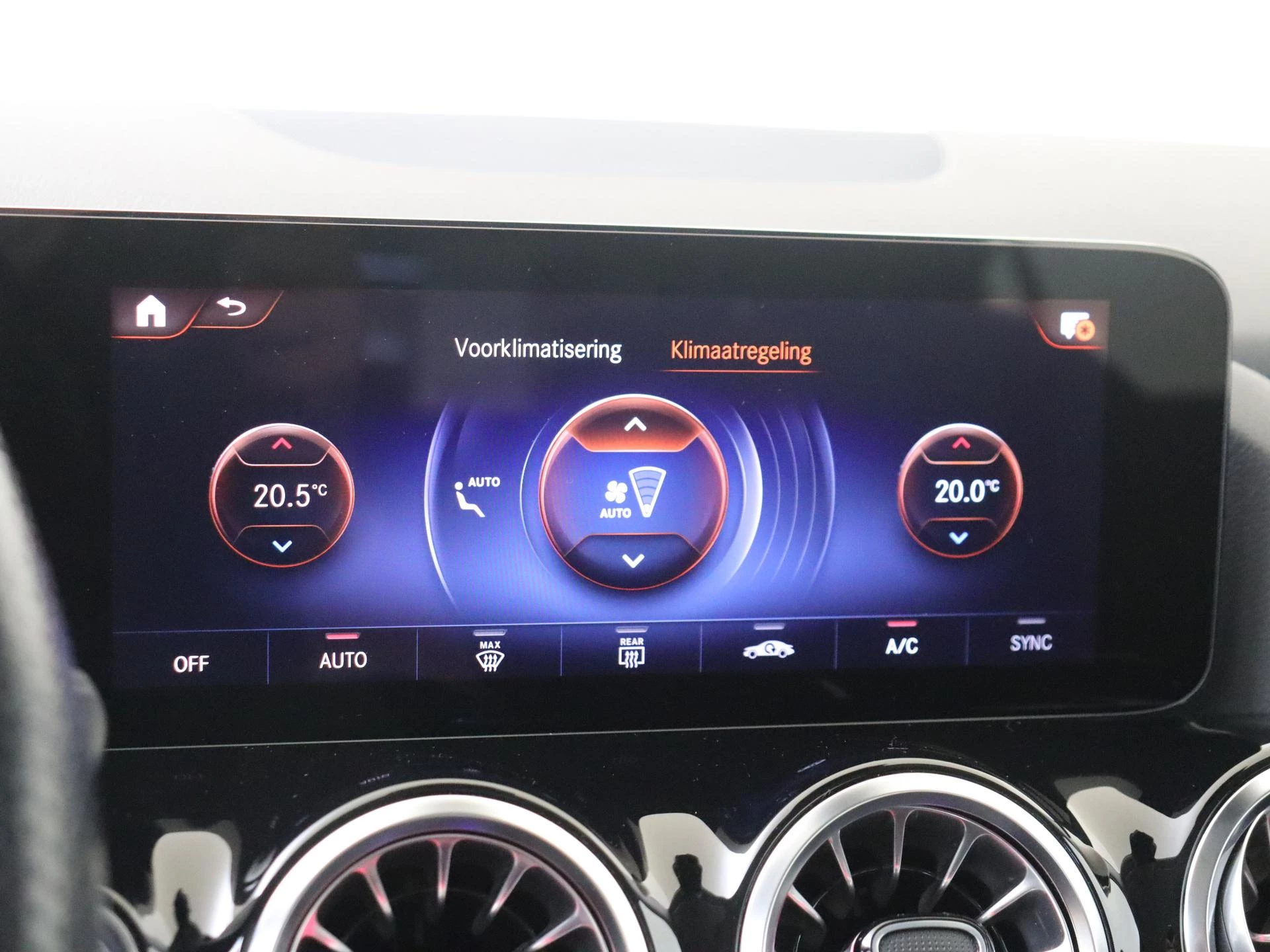 Mercedes-Benz-GLA-image-17
