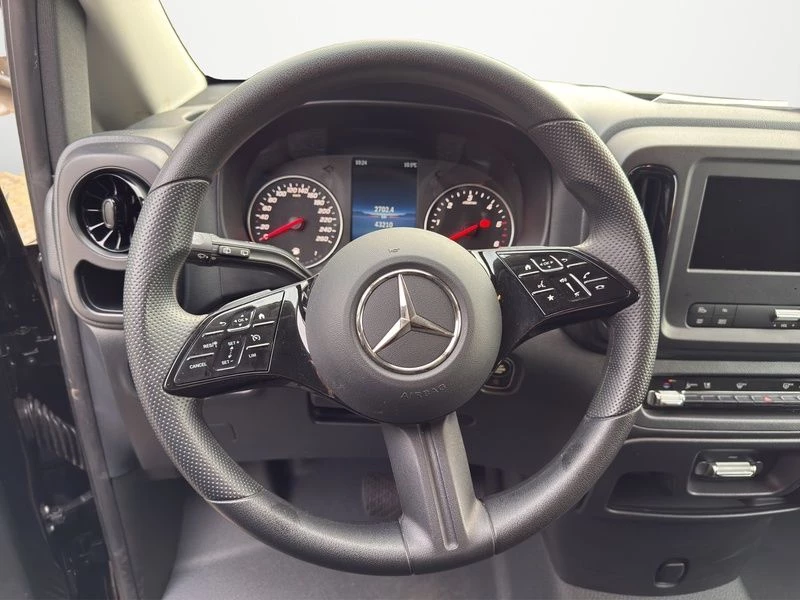 Mercedes-Benz-Vito-image-11