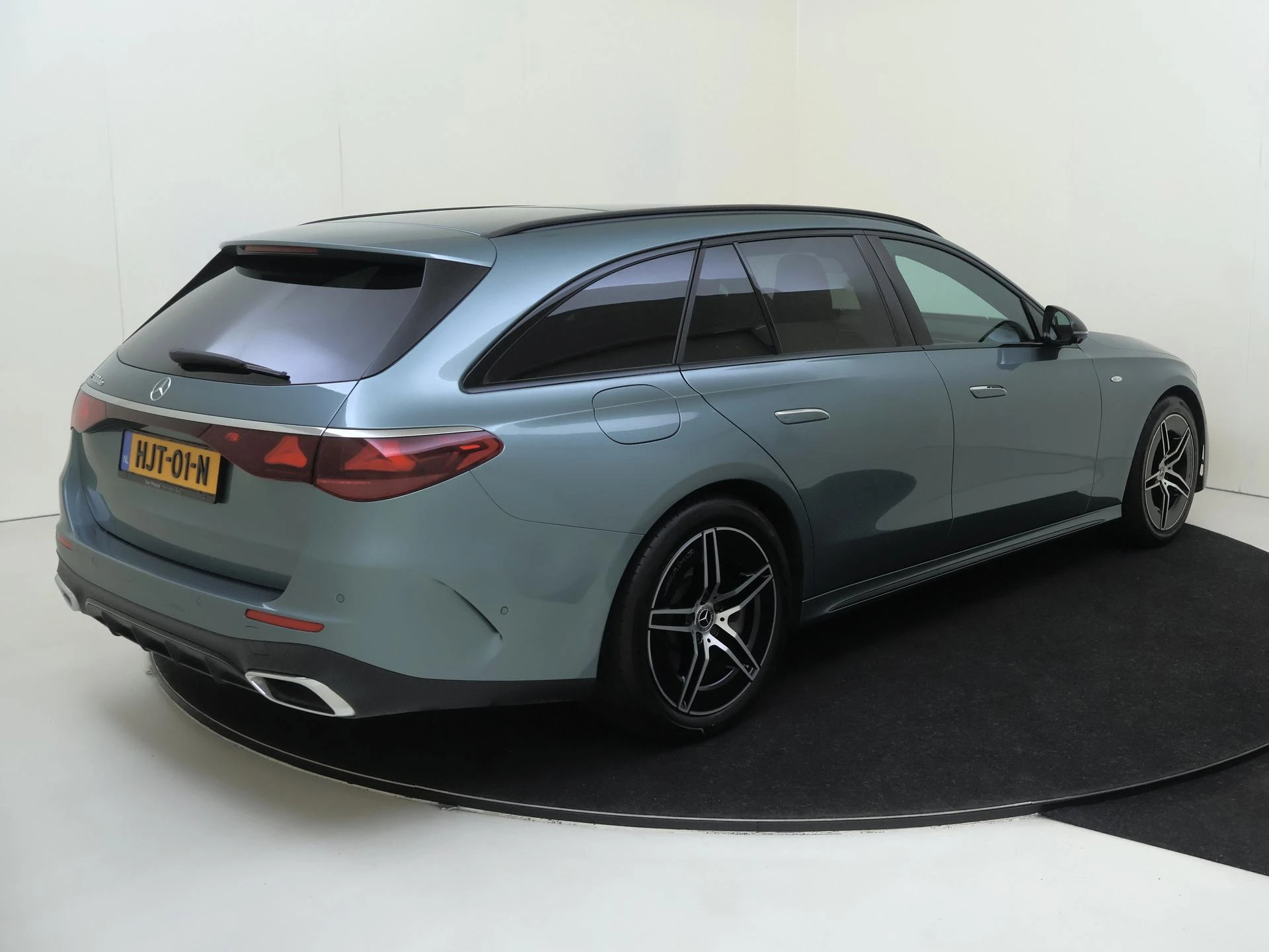Mercedes-Benz-E-Klasse-image-3