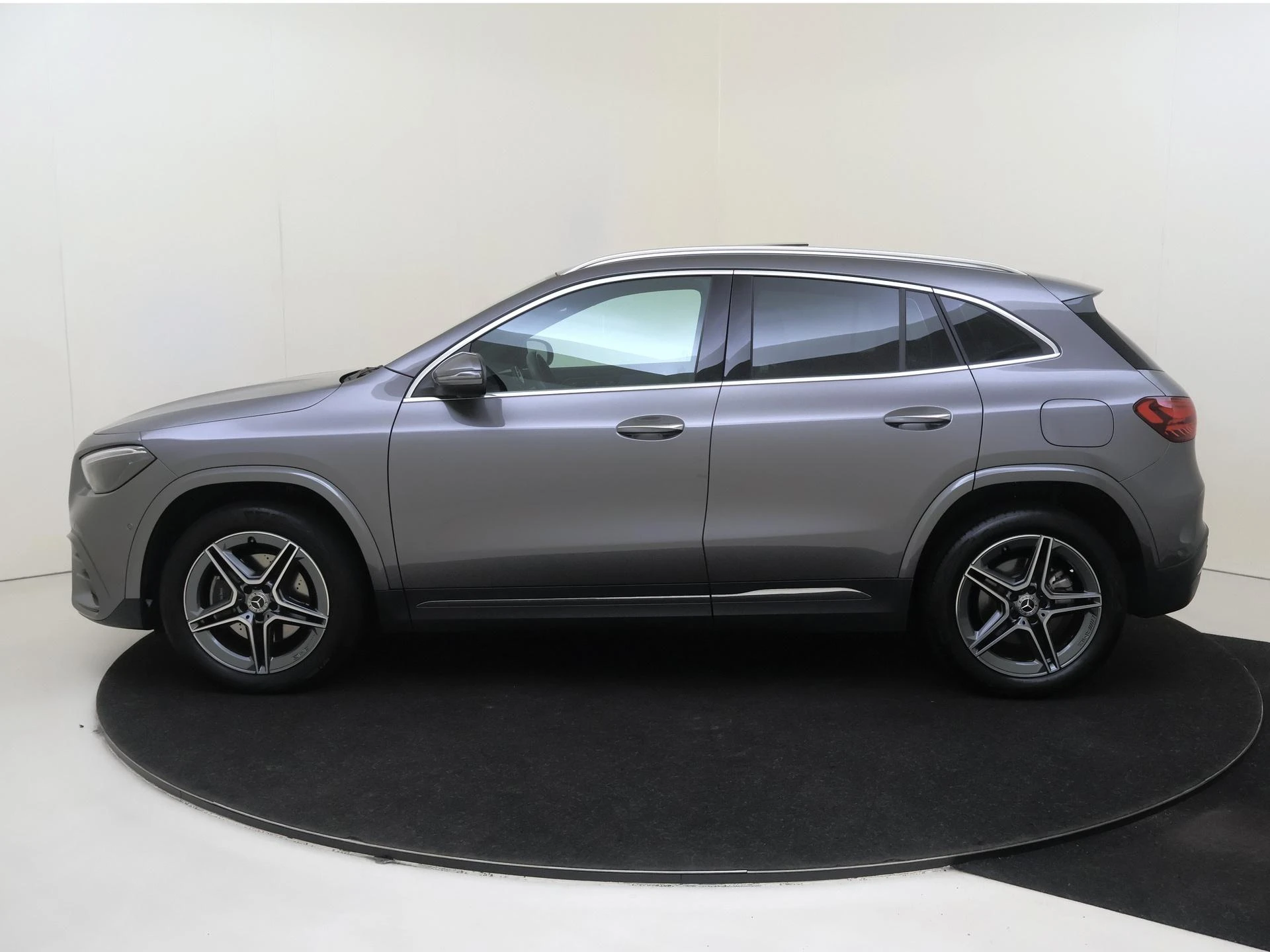 Mercedes-Benz-GLA-image-7