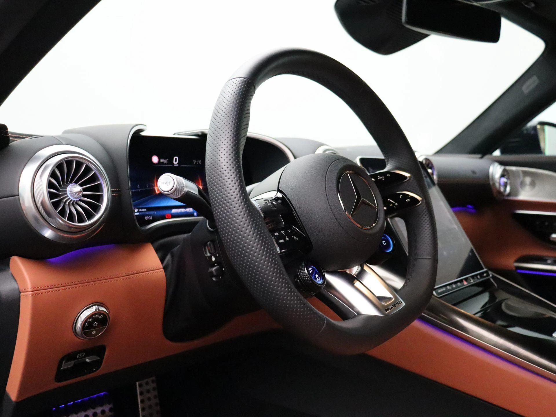 Mercedes-Benz-SL-image-12