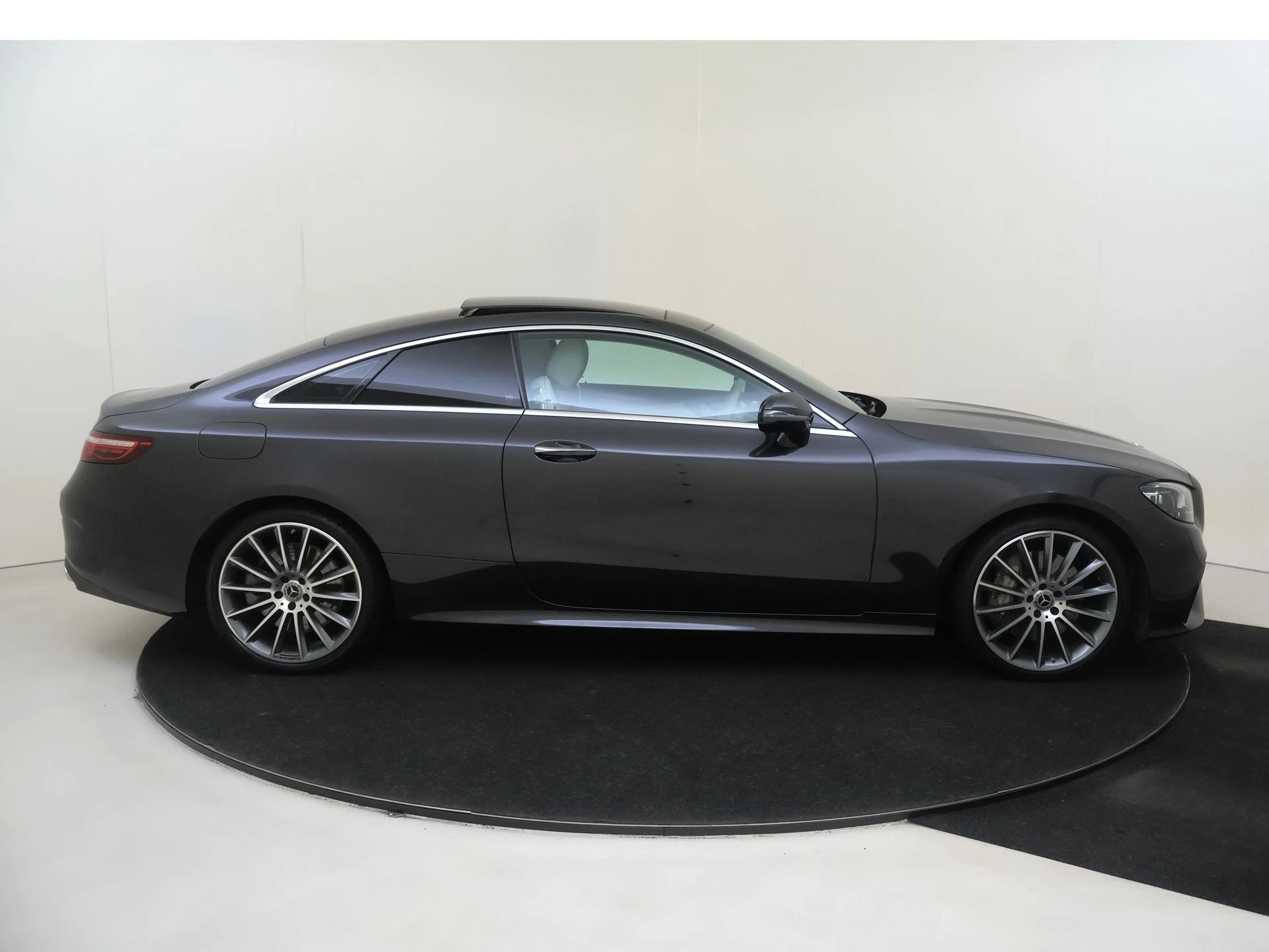 Mercedes-Benz-E-Klasse-image-8