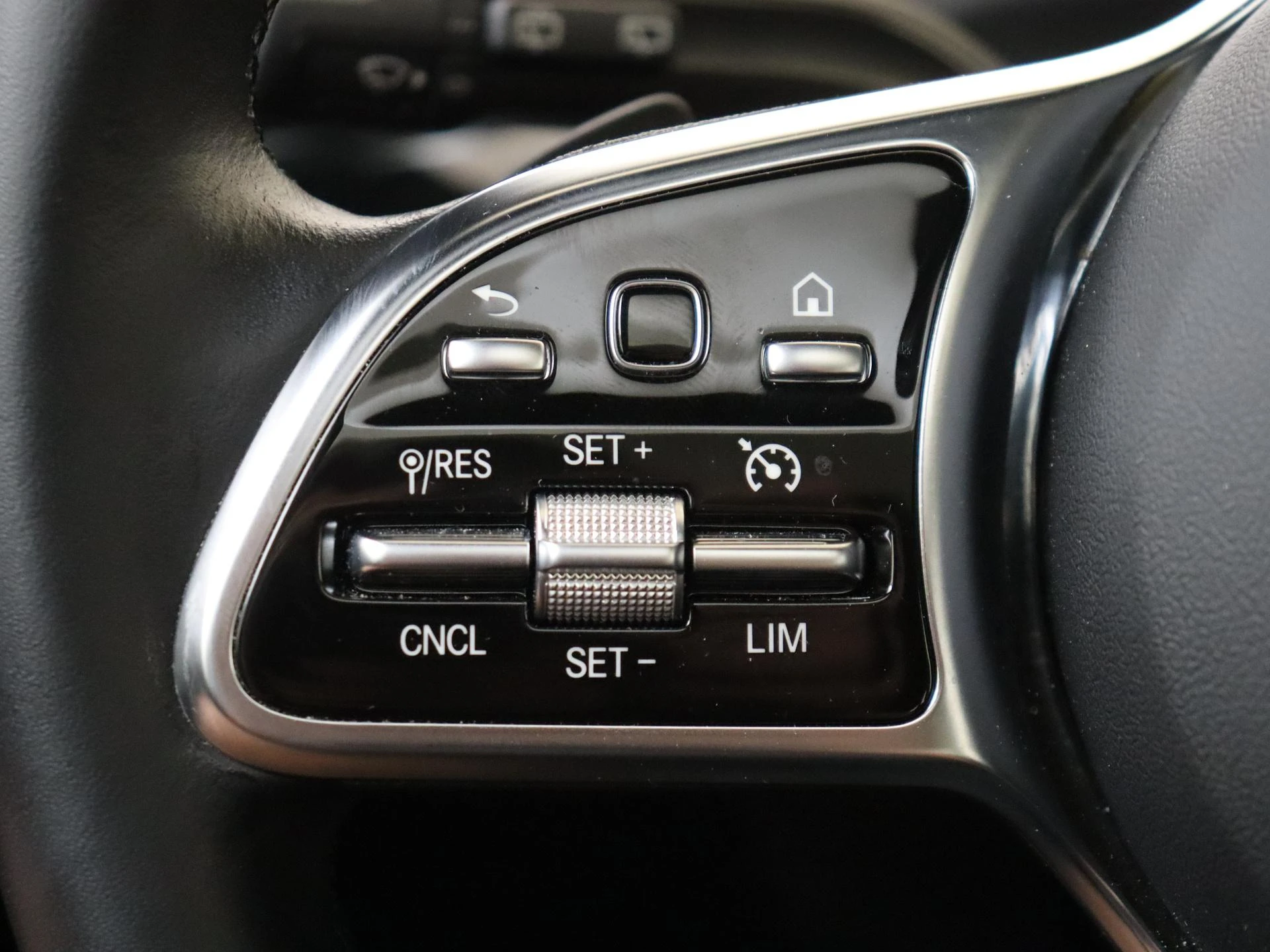 Mercedes-Benz-CLA-image-12
