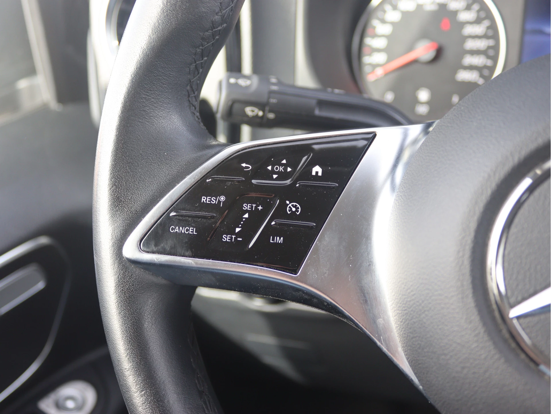 Mercedes-Benz-Vito-image-7