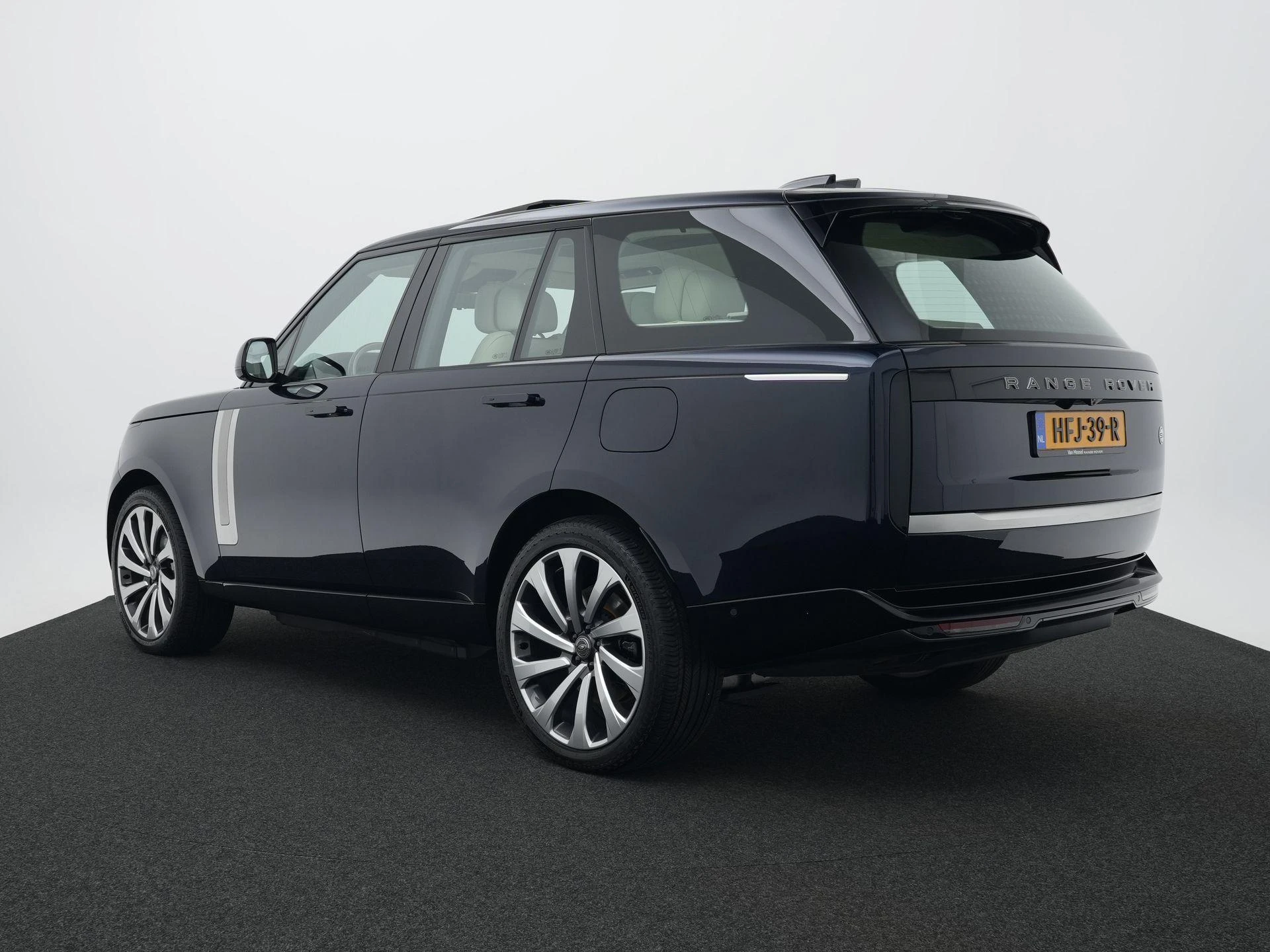 Land Rover-Range Rover-image-1