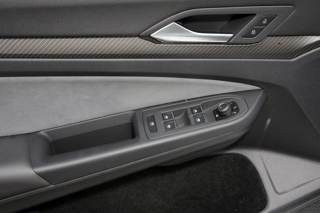 Volkswagen-Golf-image-16